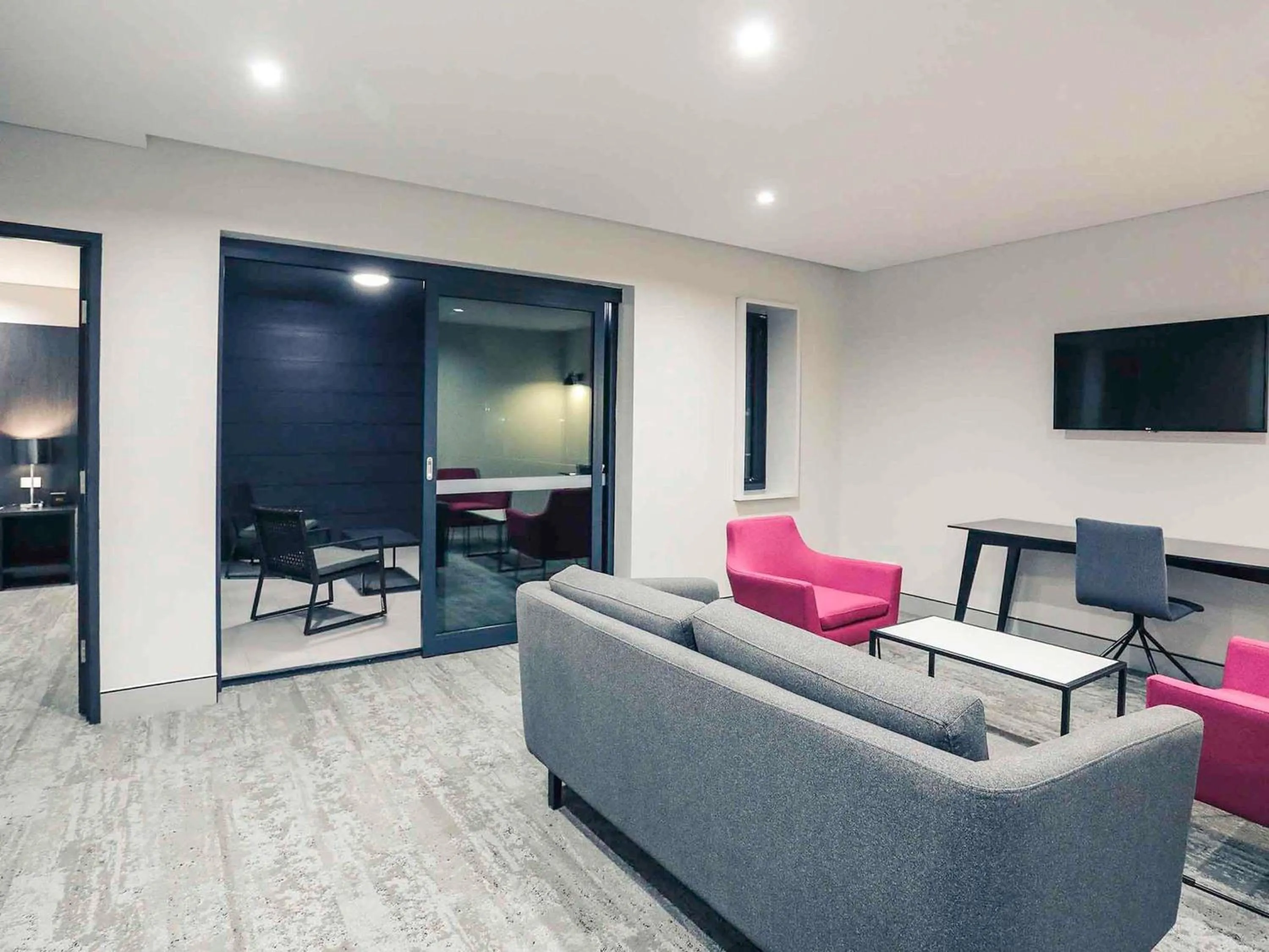 King Apartment with Balcony - West End in Mercure Tamworth