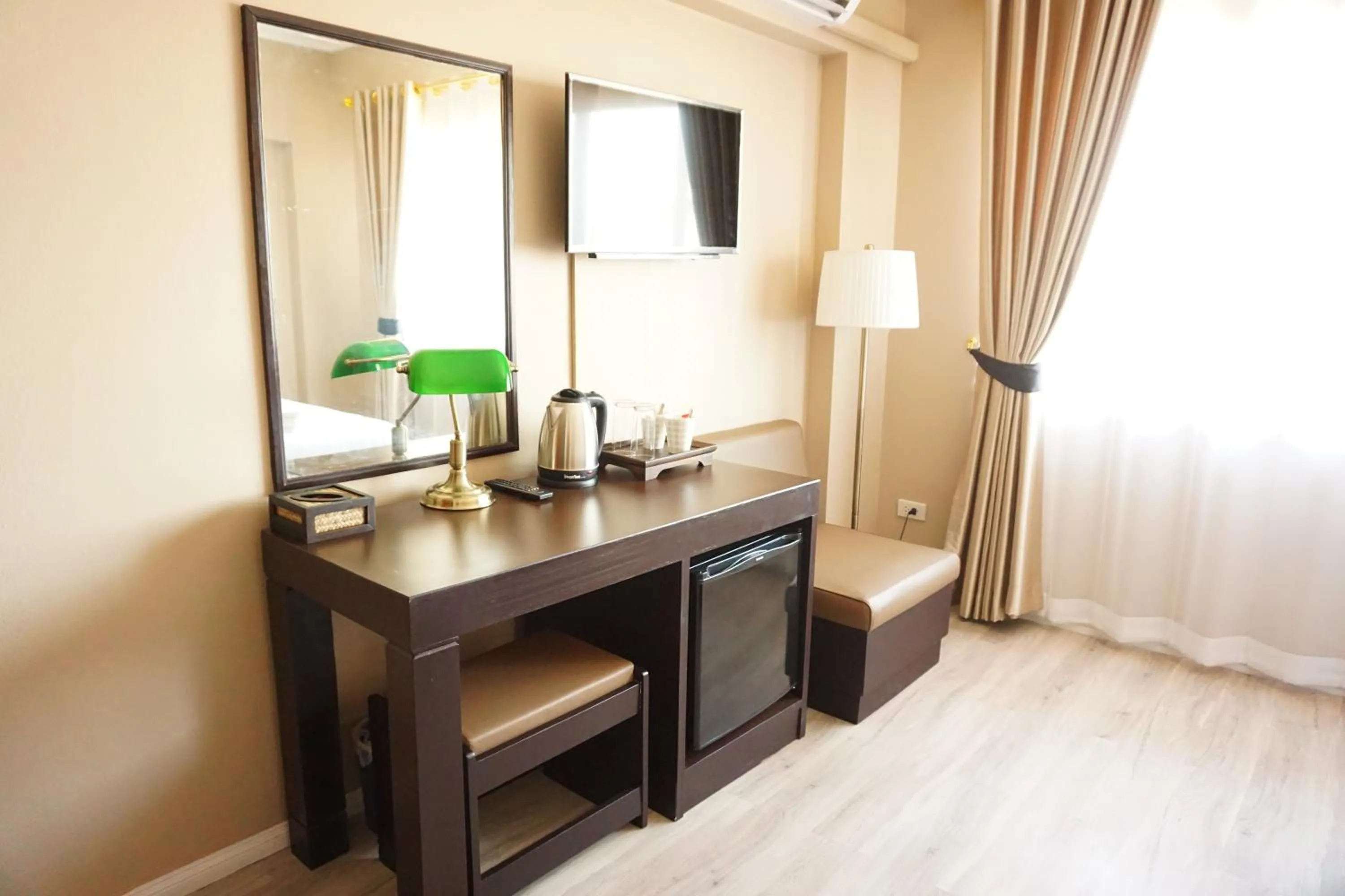 Twin Room with City View in Taris Art Hotel Phrae