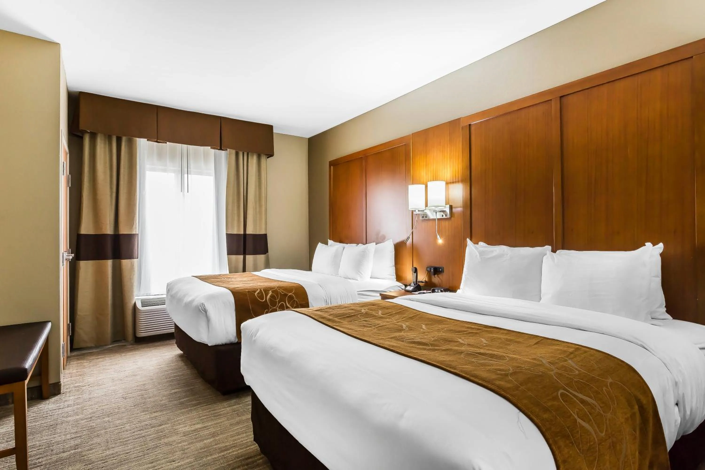 Queen Suite with Two Queen Beds in Comfort Suites - University