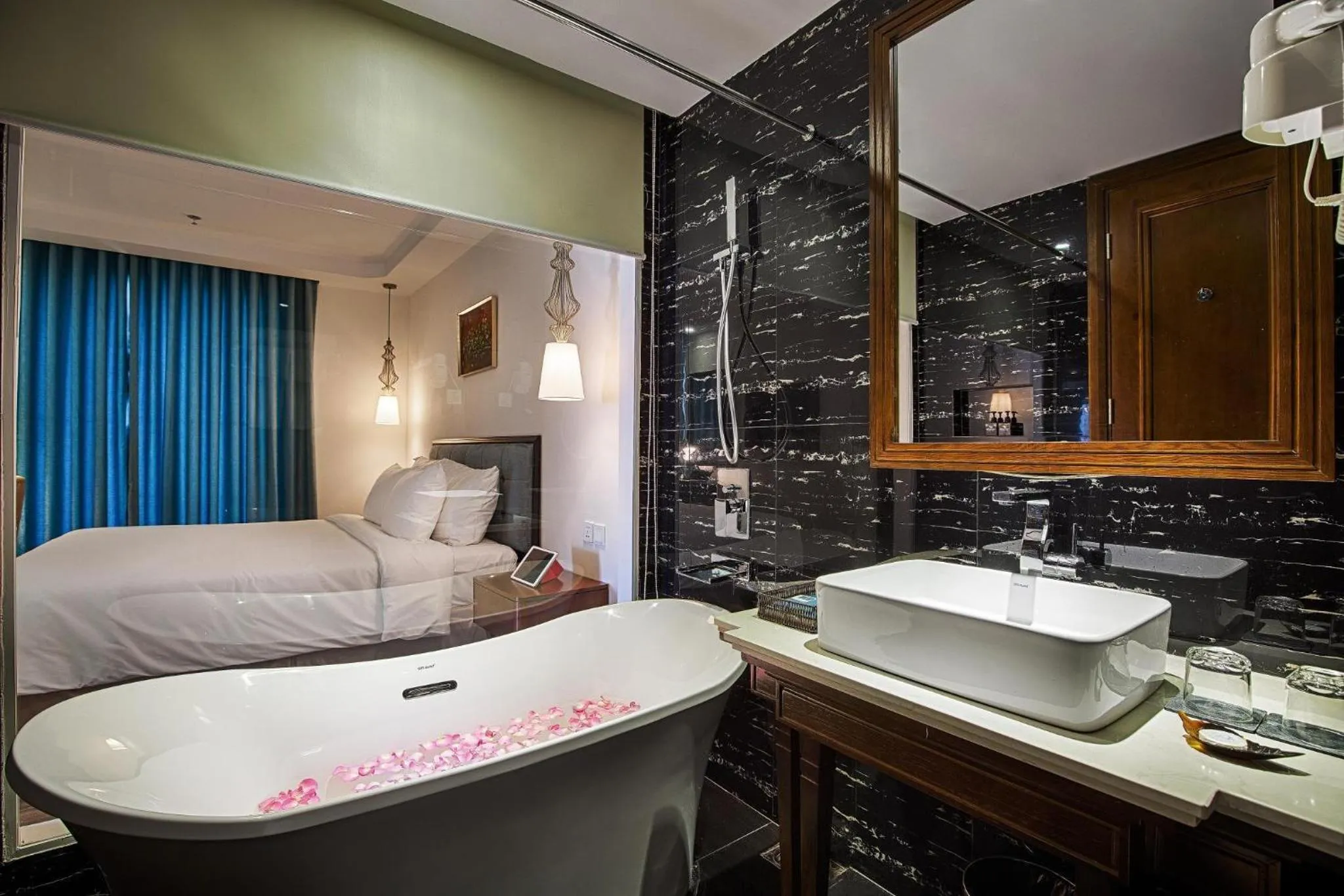 Two-Bedroom Suite in Adaline Hotel and Suite