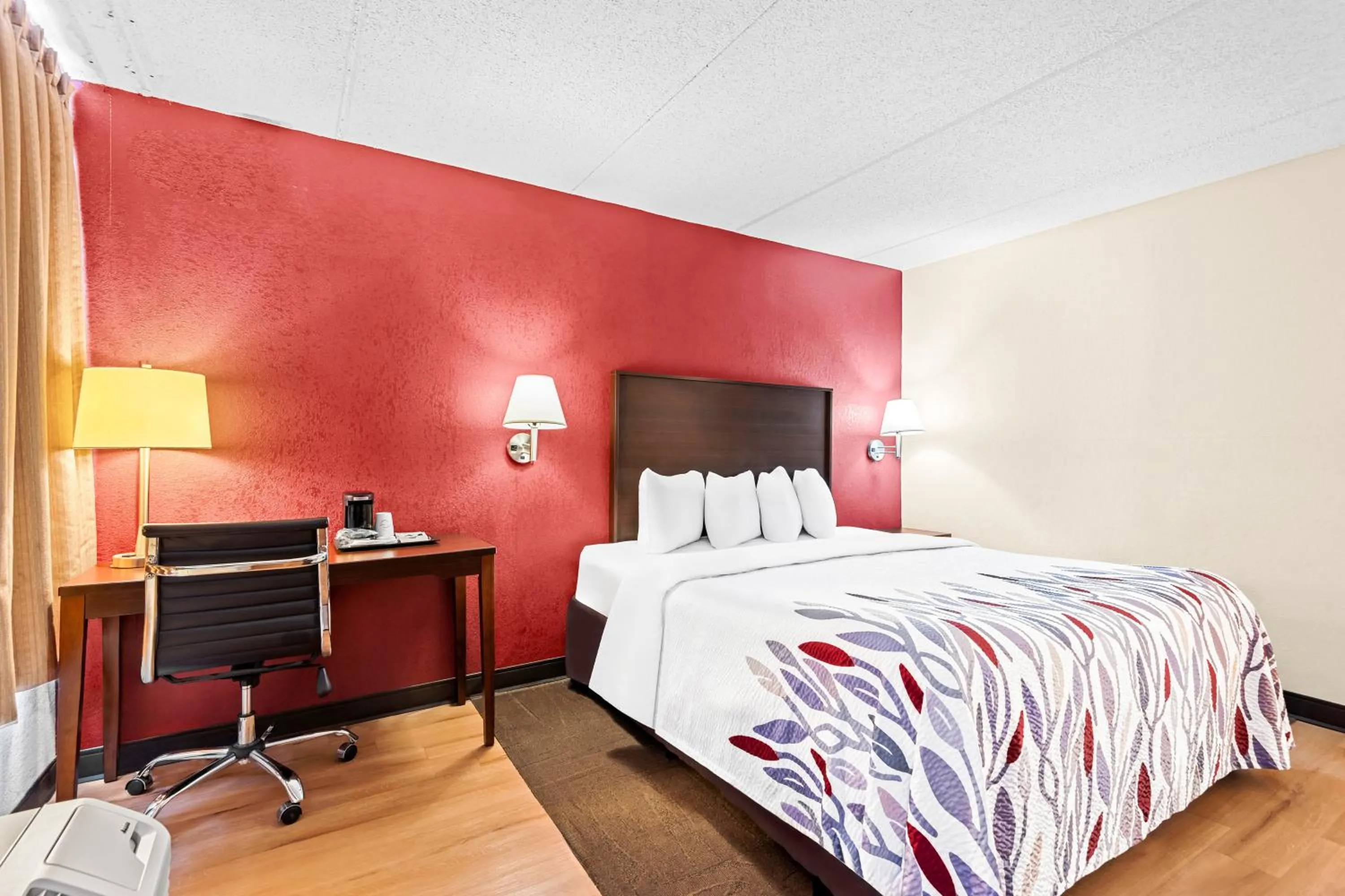  Superior King Room Disability Access Non-Smoking in Red Roof Inn Cortland