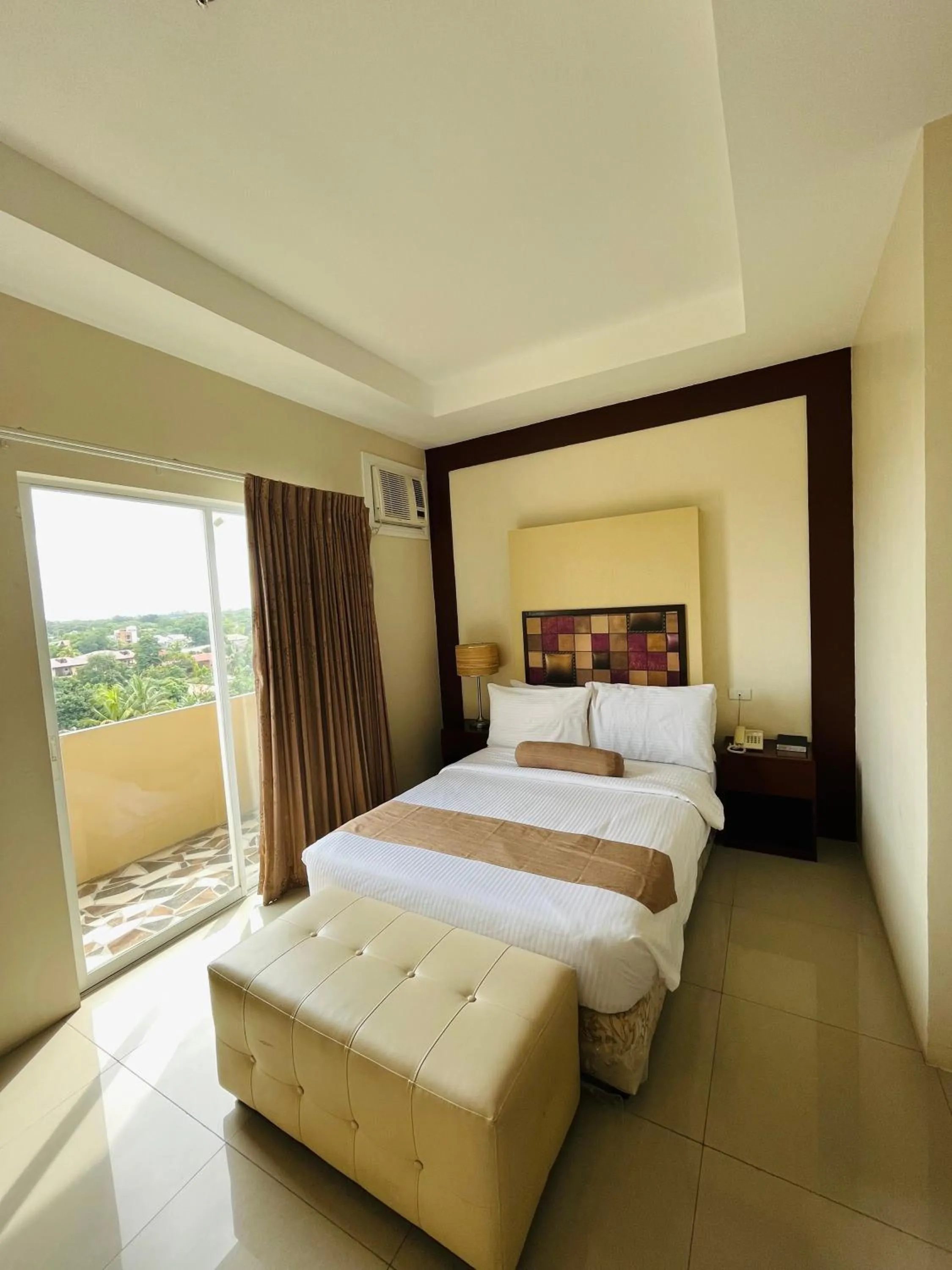 Deluxe Double Room with Balcony in Sierra Hotel