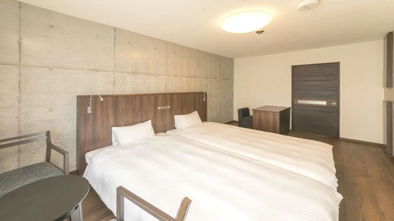 Twin Room - single occupancy - Condominium Building  (With Free Alcohol 5pm-8pm) - Non Smoking with Kitchen - Washing machine in The BREAKFAST HOTEL PORTO Ishigakijima