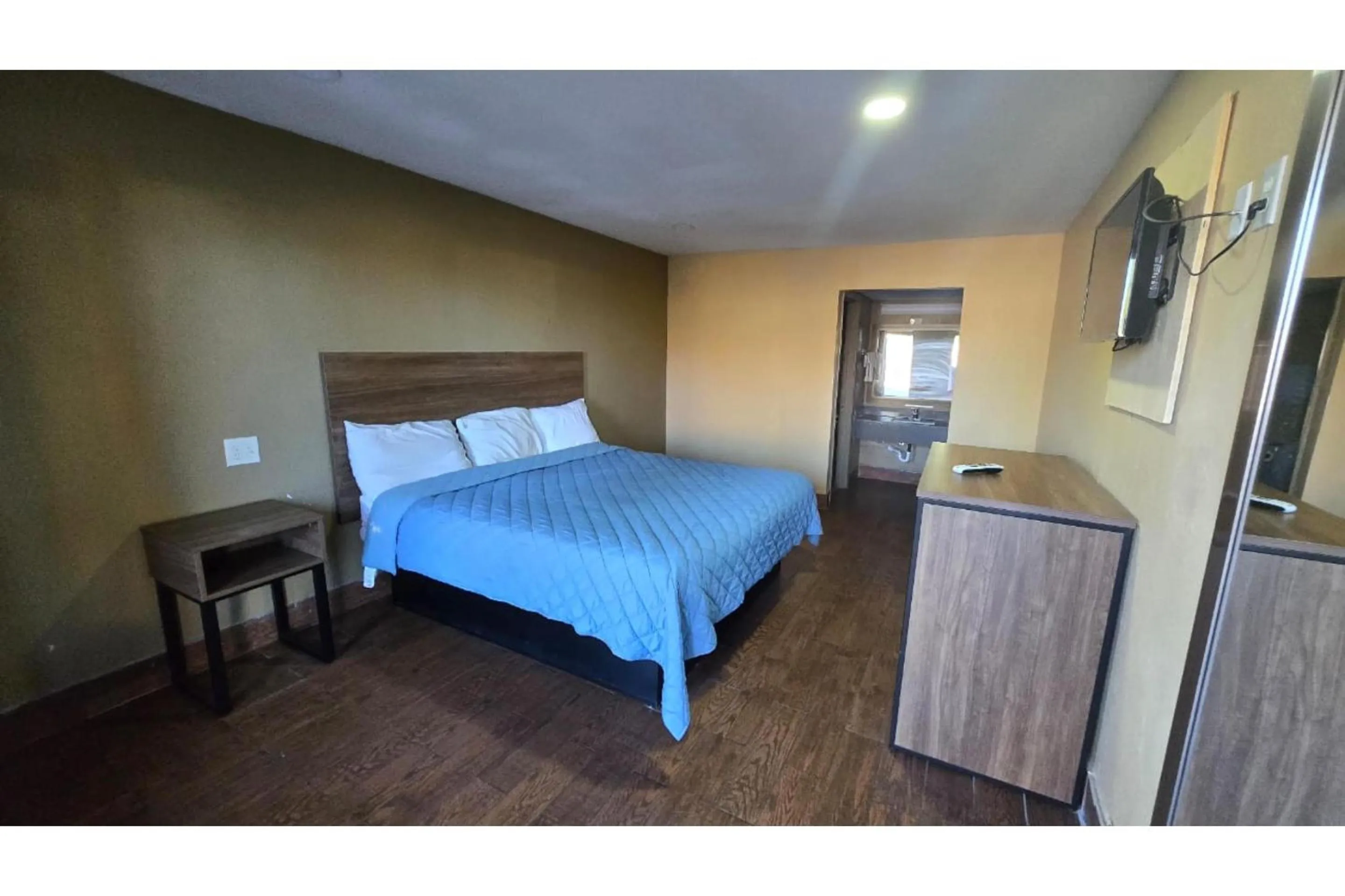 King Bed Smoking in Diamond Inn Motel By OYO Jackson Hwy 80- I-20