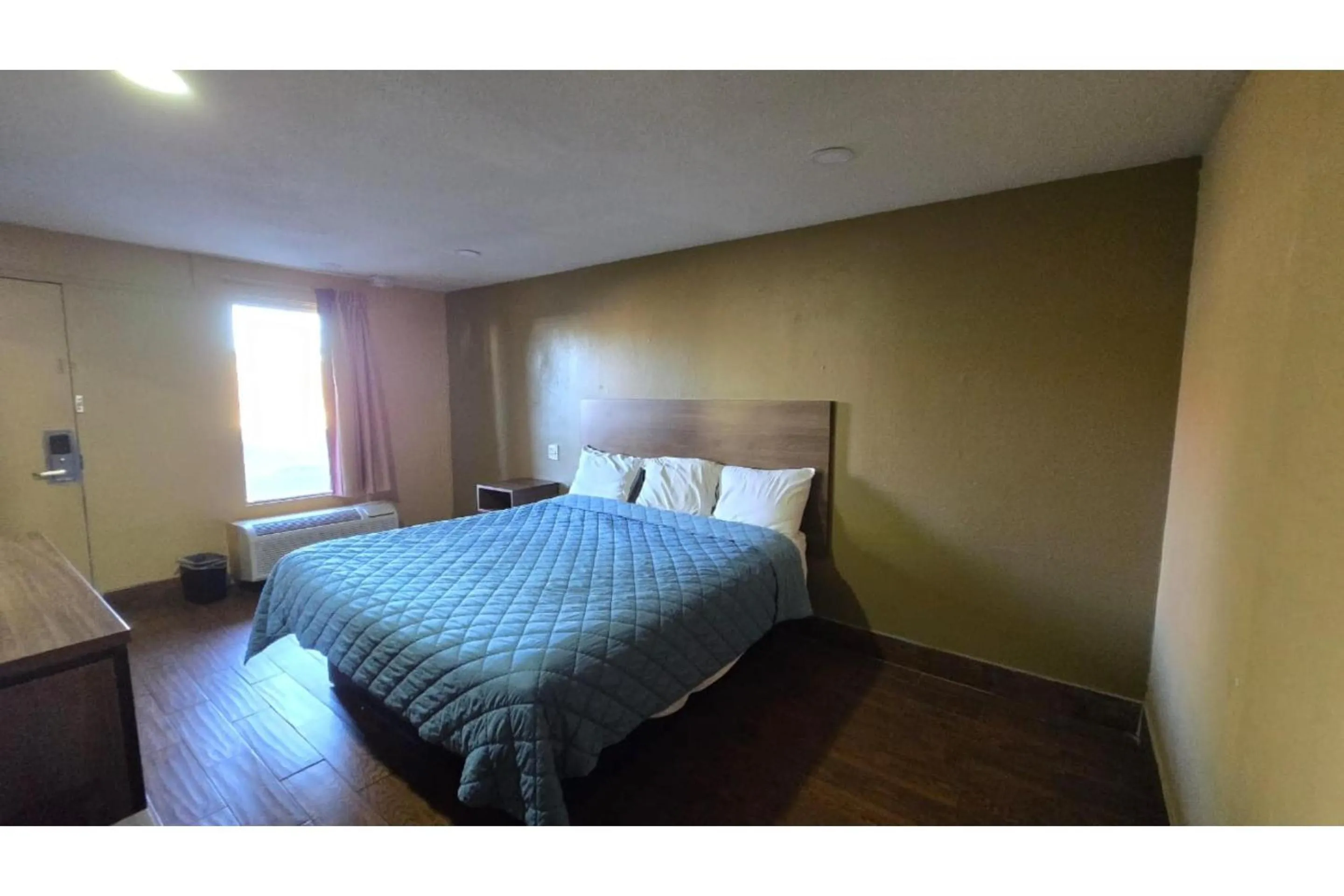 King Bed Non-Smoking in Diamond Inn Motel By OYO Jackson Hwy 80- I-20