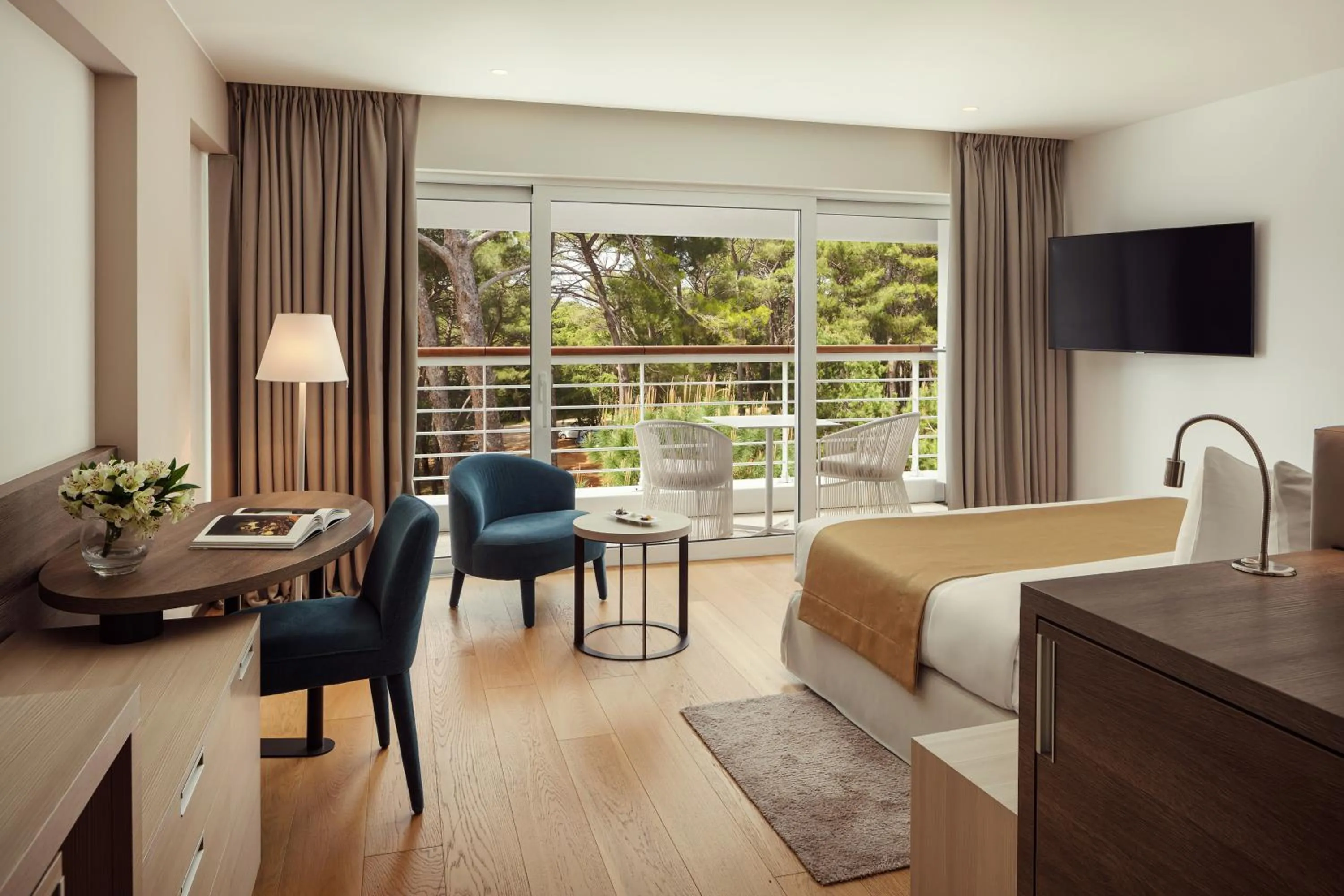 Superior Double Room with Balcony - Park Side in Hotel Bellevue