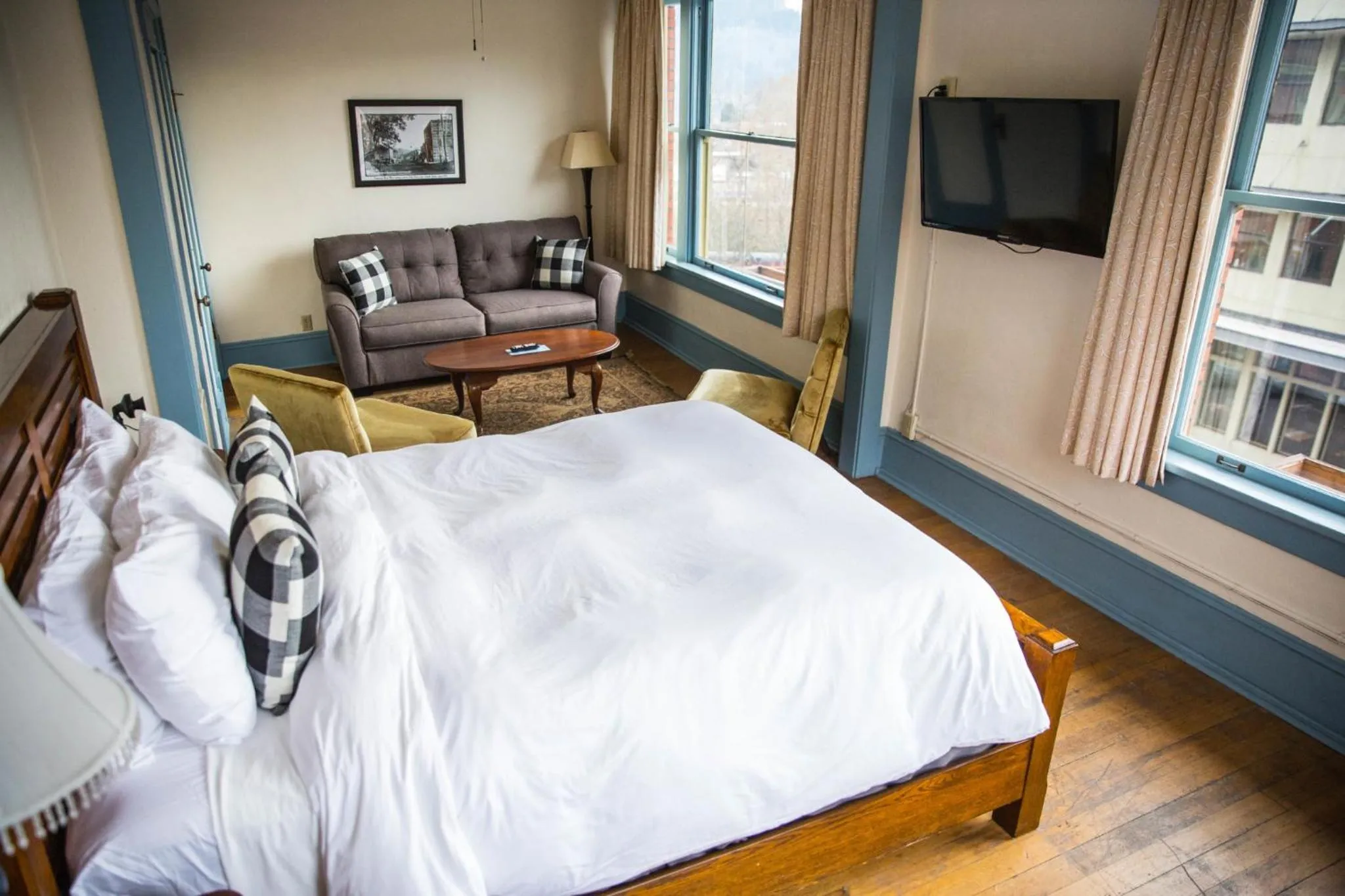 Historic Downtown Suite in Hood River Hotel