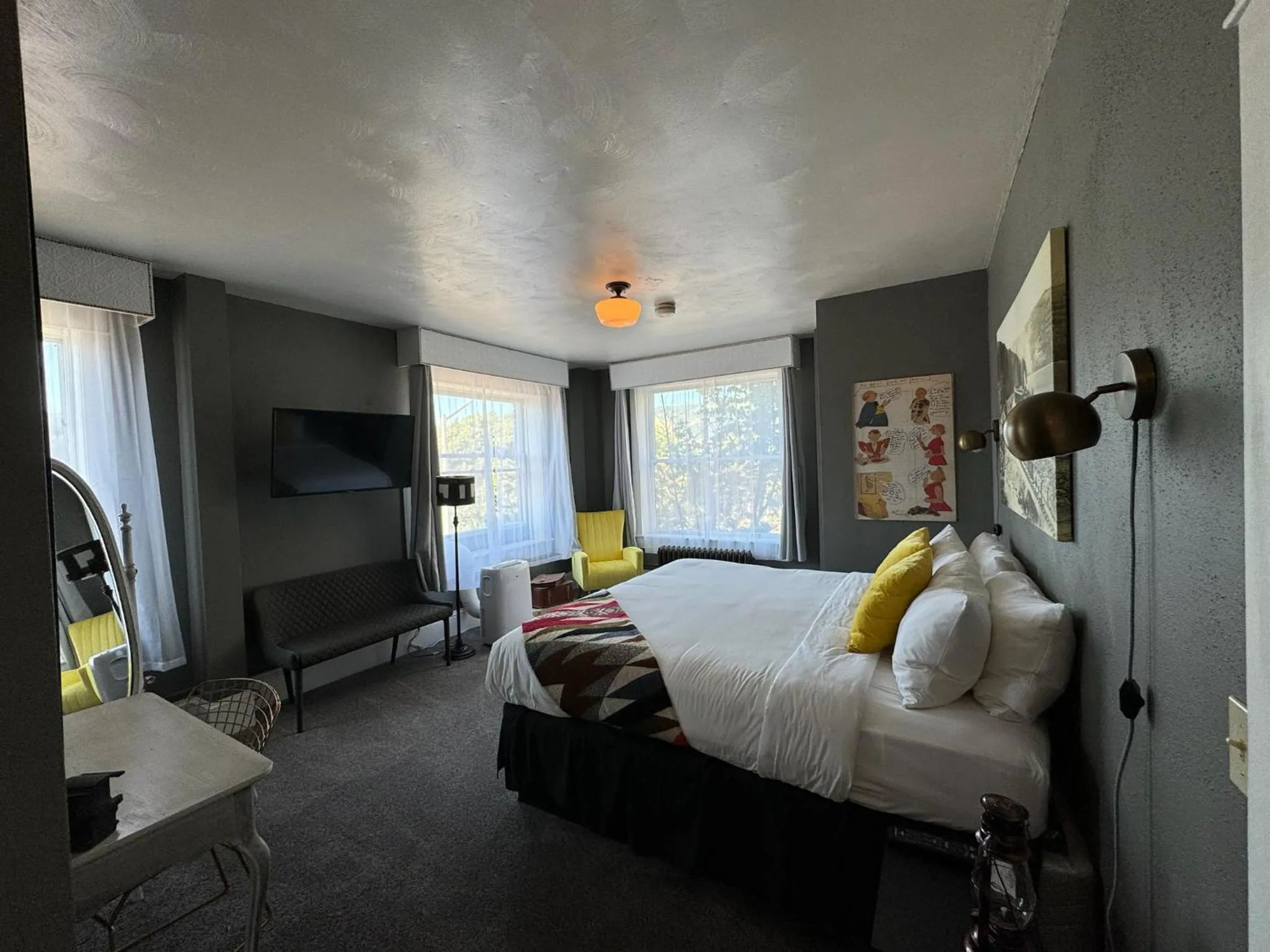 Historic Railroad Suite in Hood River Hotel