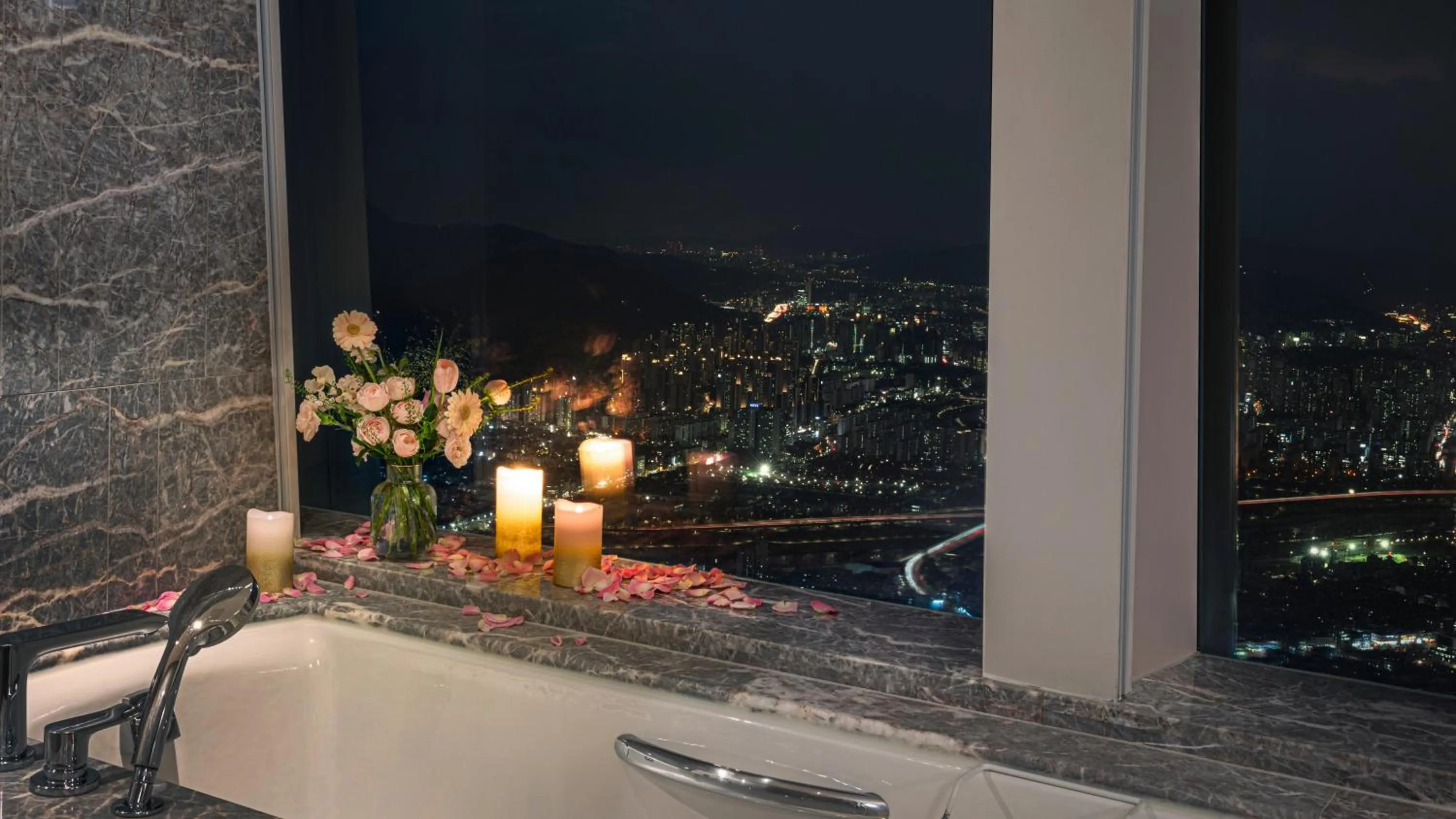 SIGNIEL Premier Twin Scenic Bath in Signiel Seoul