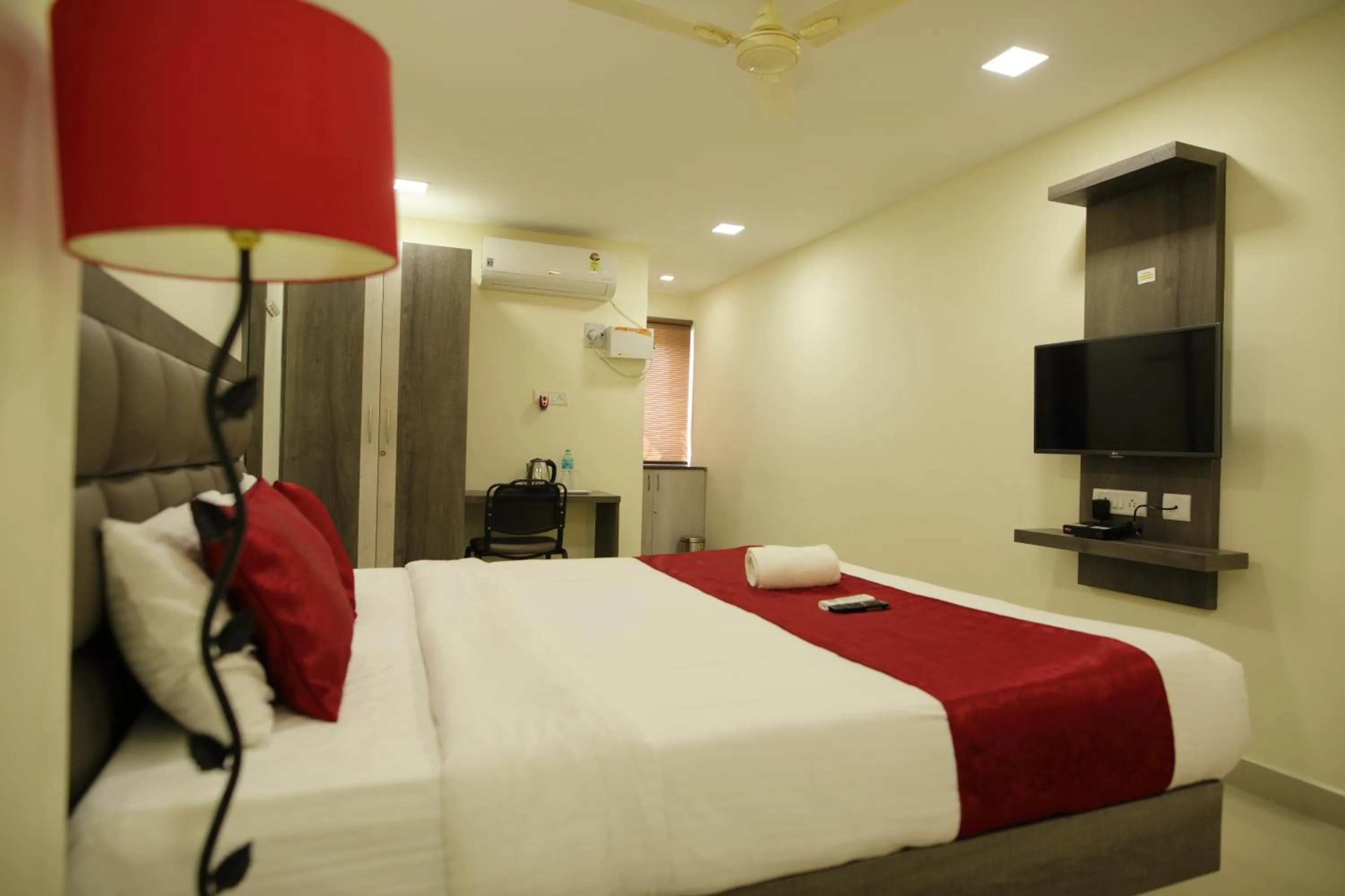 Deluxe Double Room (2 Adults + 1 Child) in Venture Park, OMR, Thoraipakkam, Chennai
