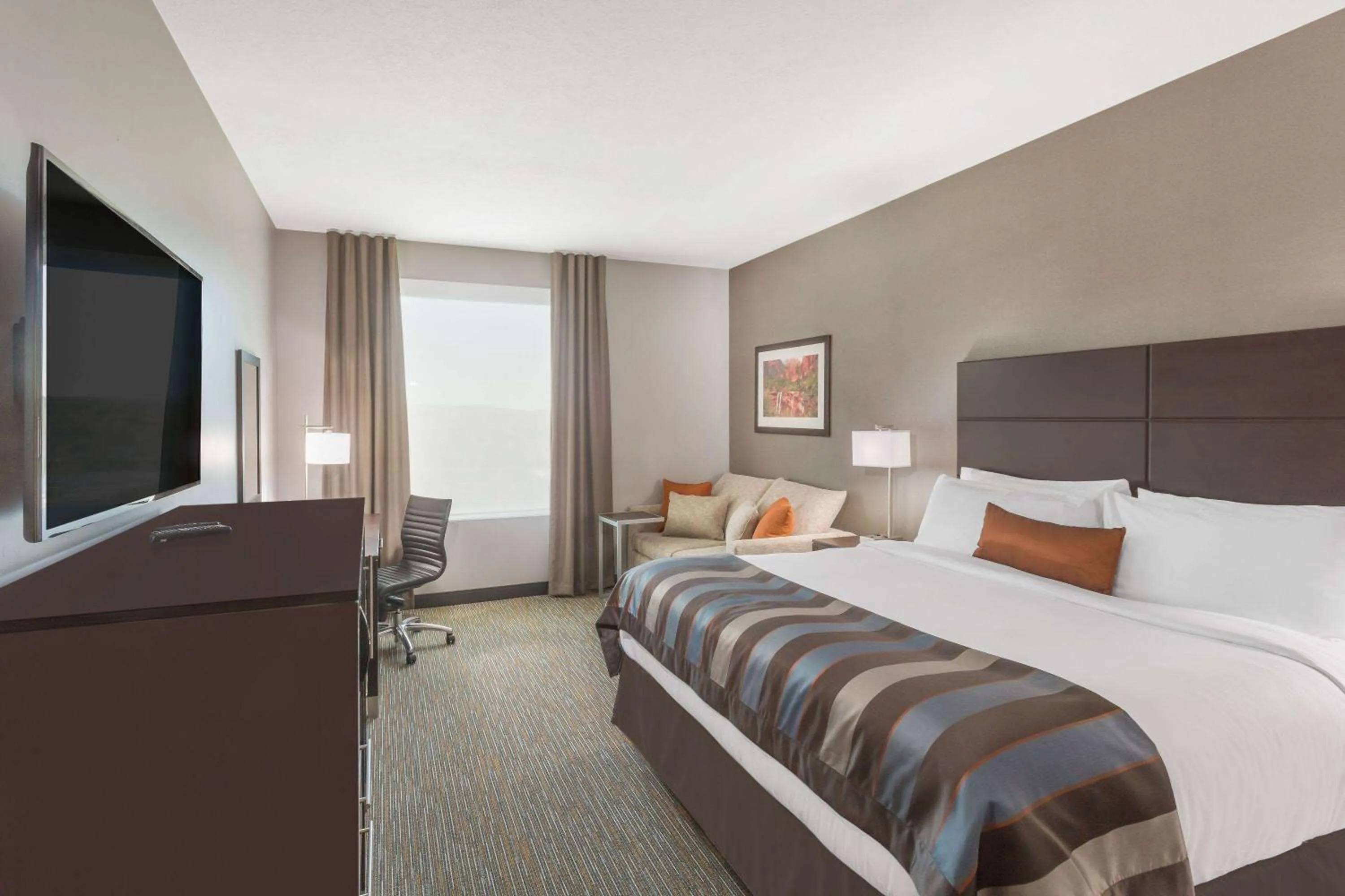 Deluxe King Room - Disability Access/Non-Smoking in Wingate by Wyndham Hurricane Zion National Park