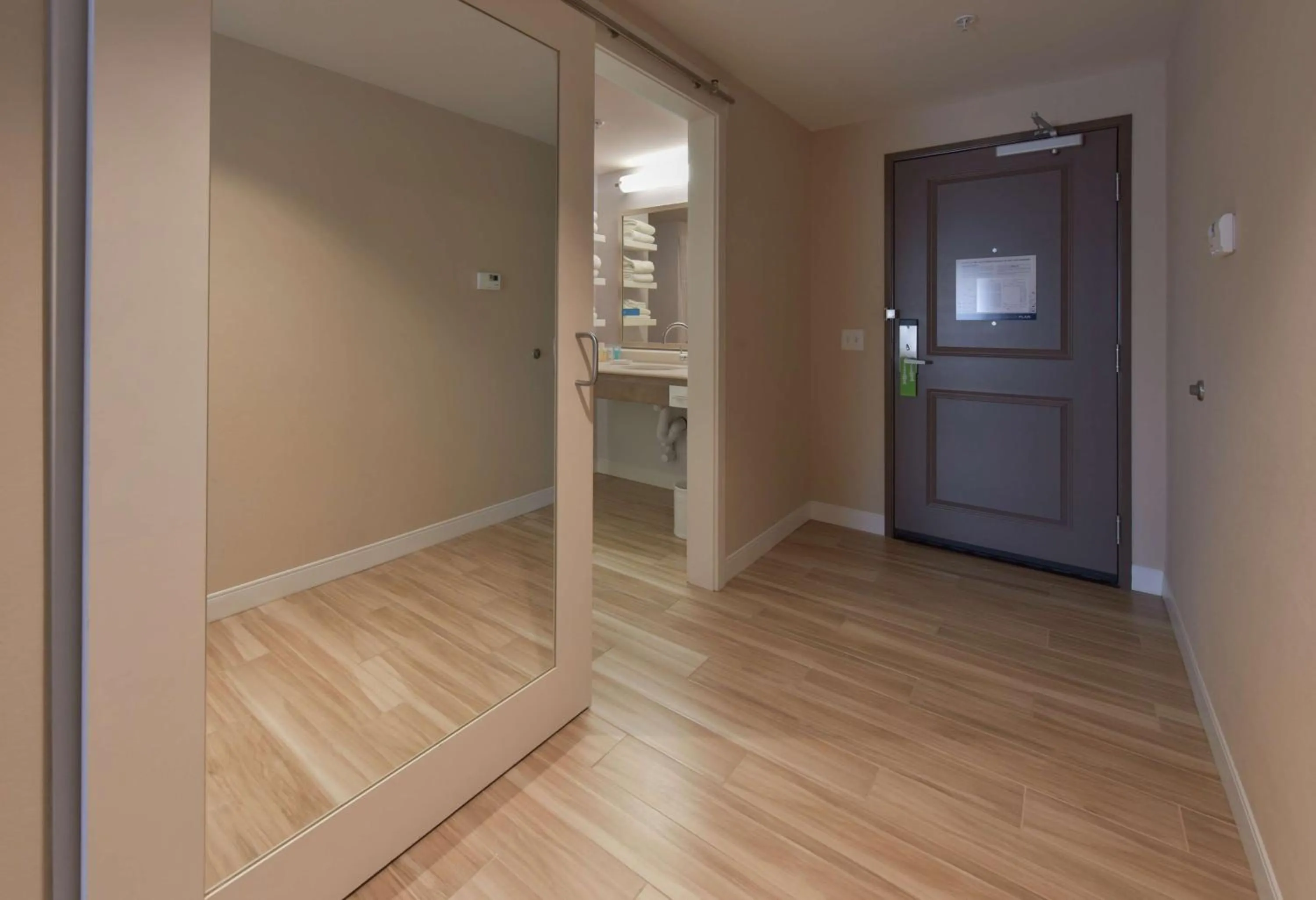 King Room with Roll-In Shower - Mobility Access/Non-Smoking in Hampton Inn & Suites Seattle/Redmond Wa