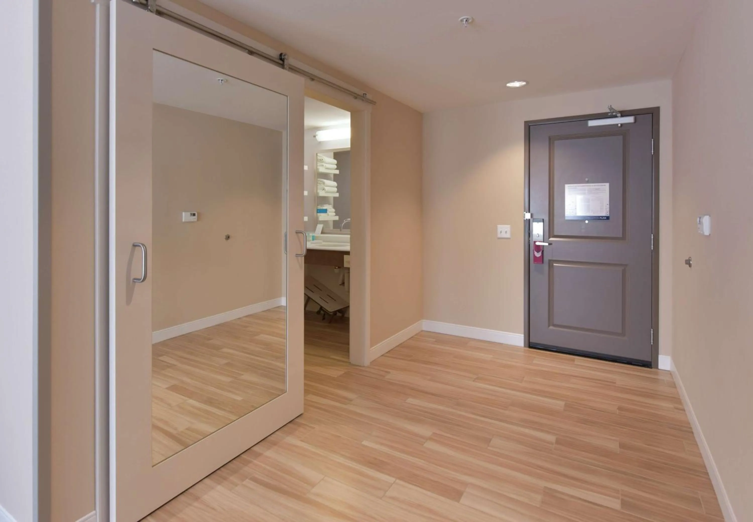 Queen Room with Two Queen Beds - Mobility Access/Non-Smoking in Hampton Inn & Suites Seattle/Redmond Wa