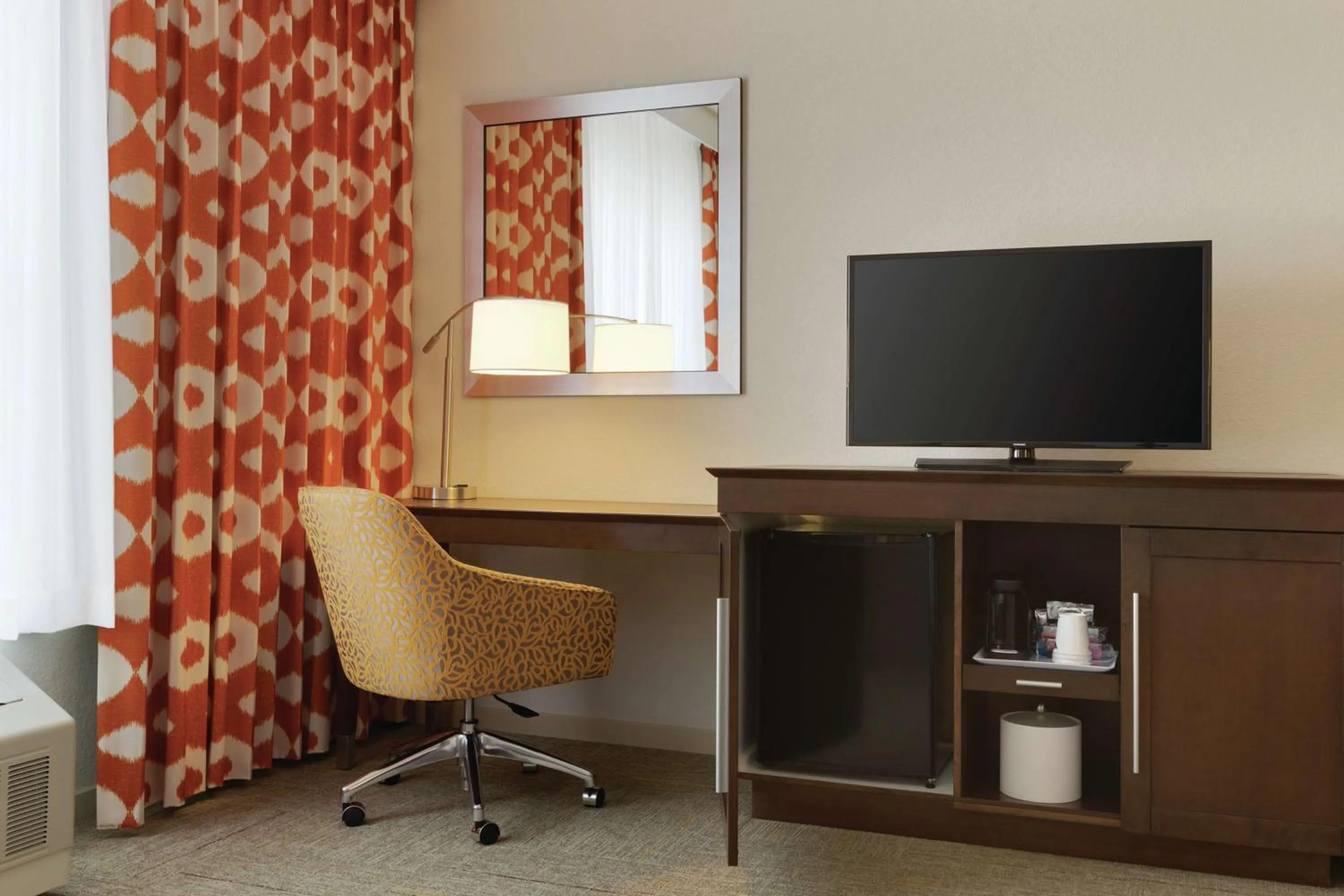 King Room with Sofa Bed - Hearing Accessible/Non-Smoking in Hampton Inn, St. Albans Vt