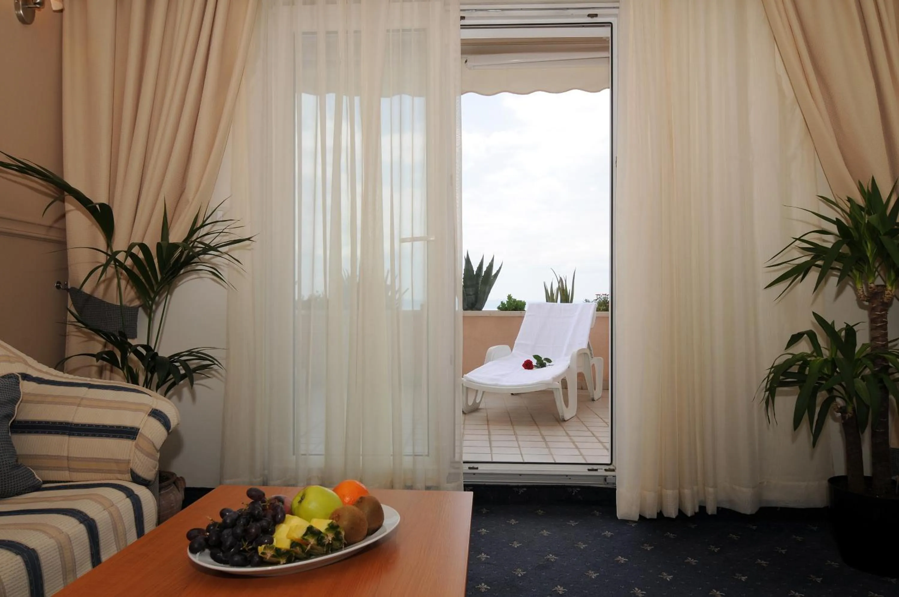 Family Room with Balcony and Sea View in Hotel Rosina