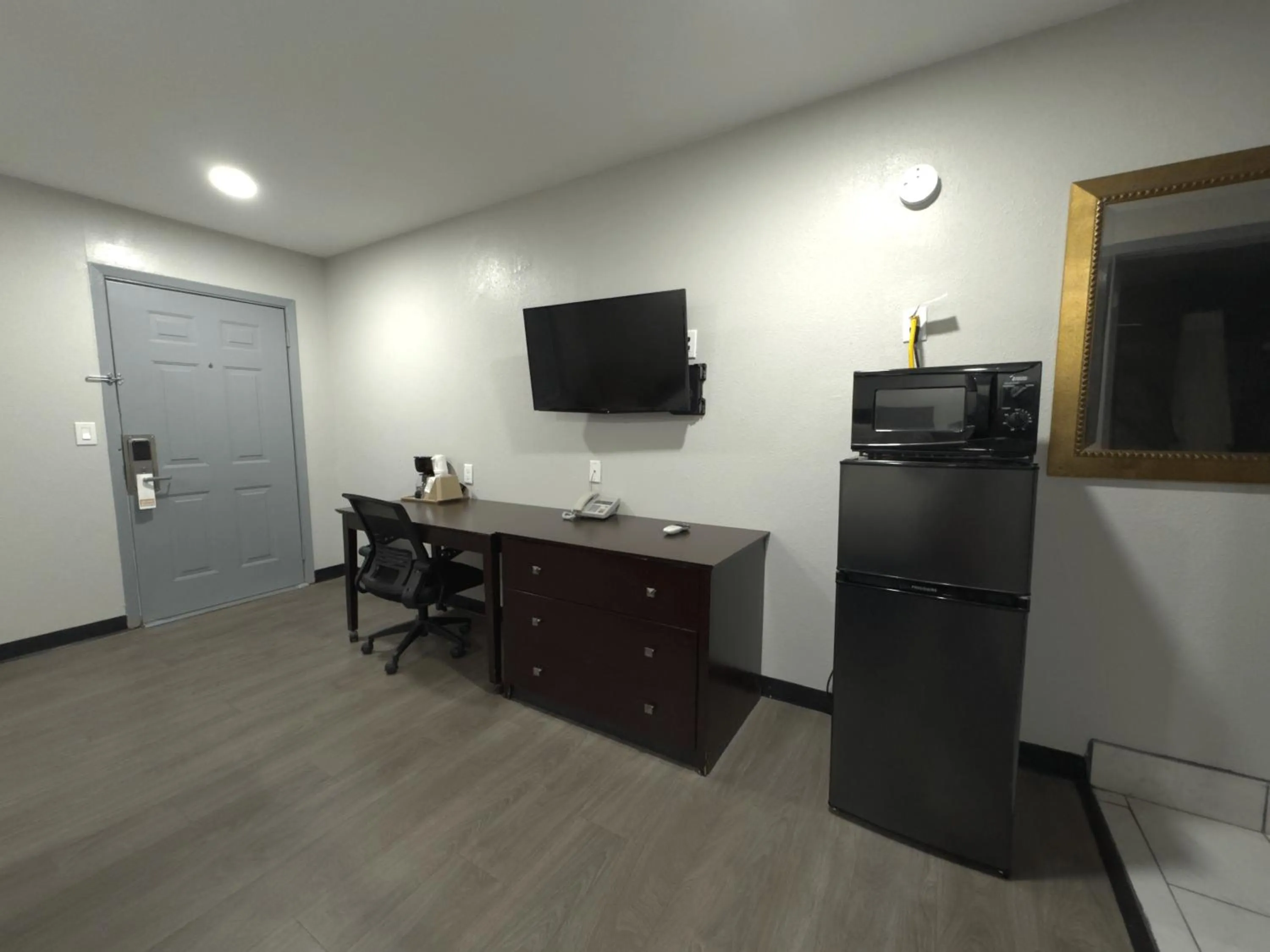 Queen Room - Non-Smoking in Relax Inn Mcgehee