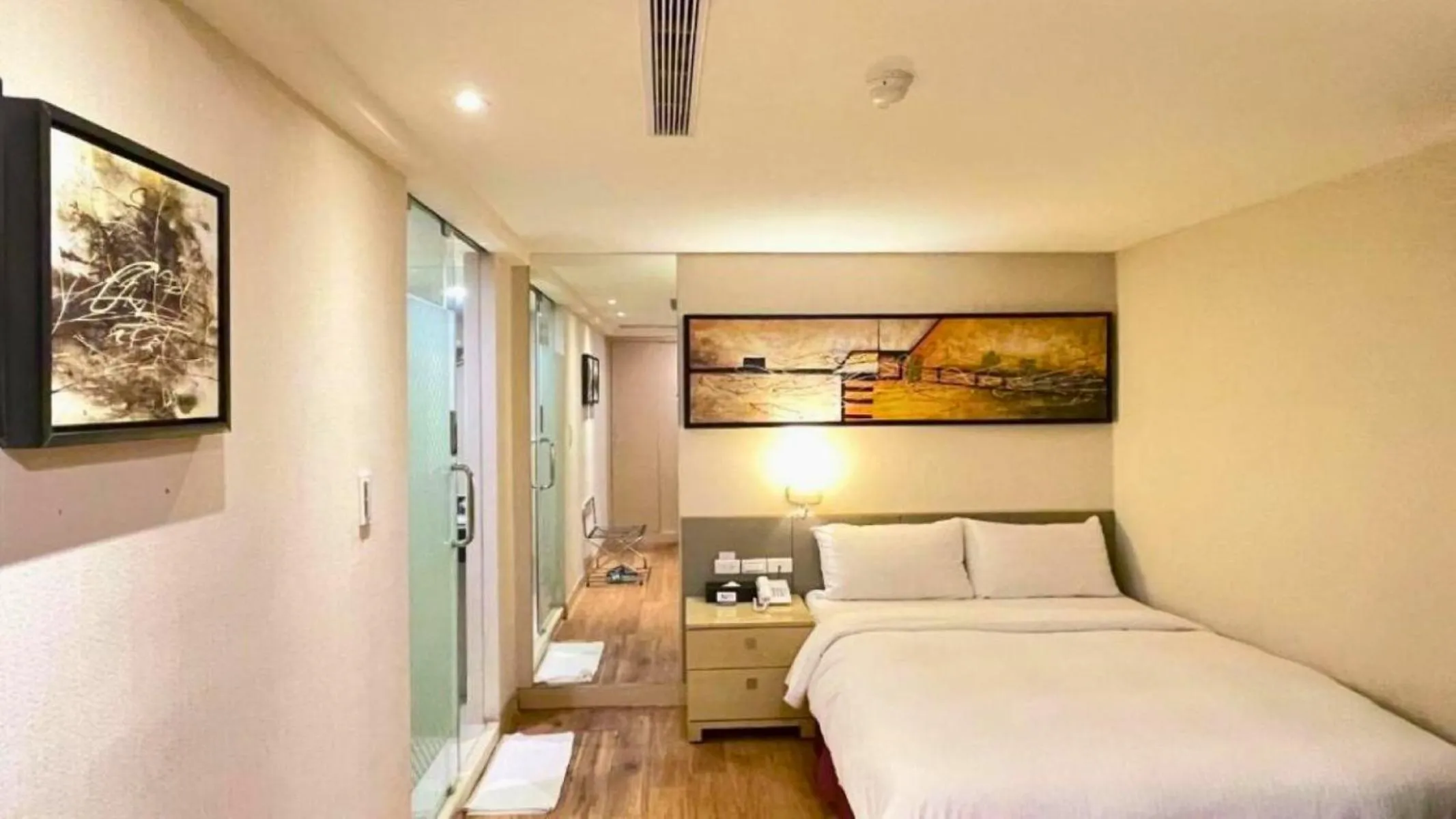 Standard Double Room in Delton Hotel