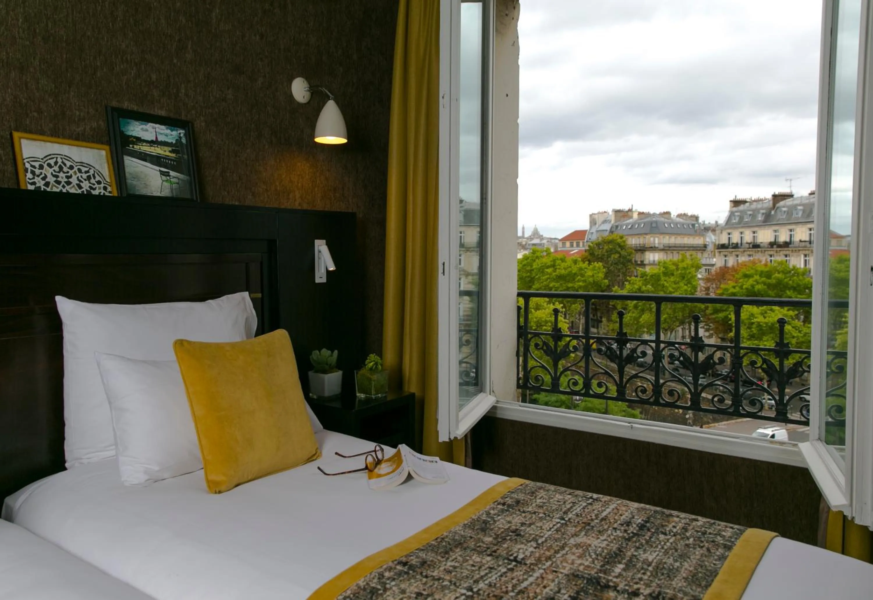 Superior King Room in Hotel de Neuville Arc de Triomphe