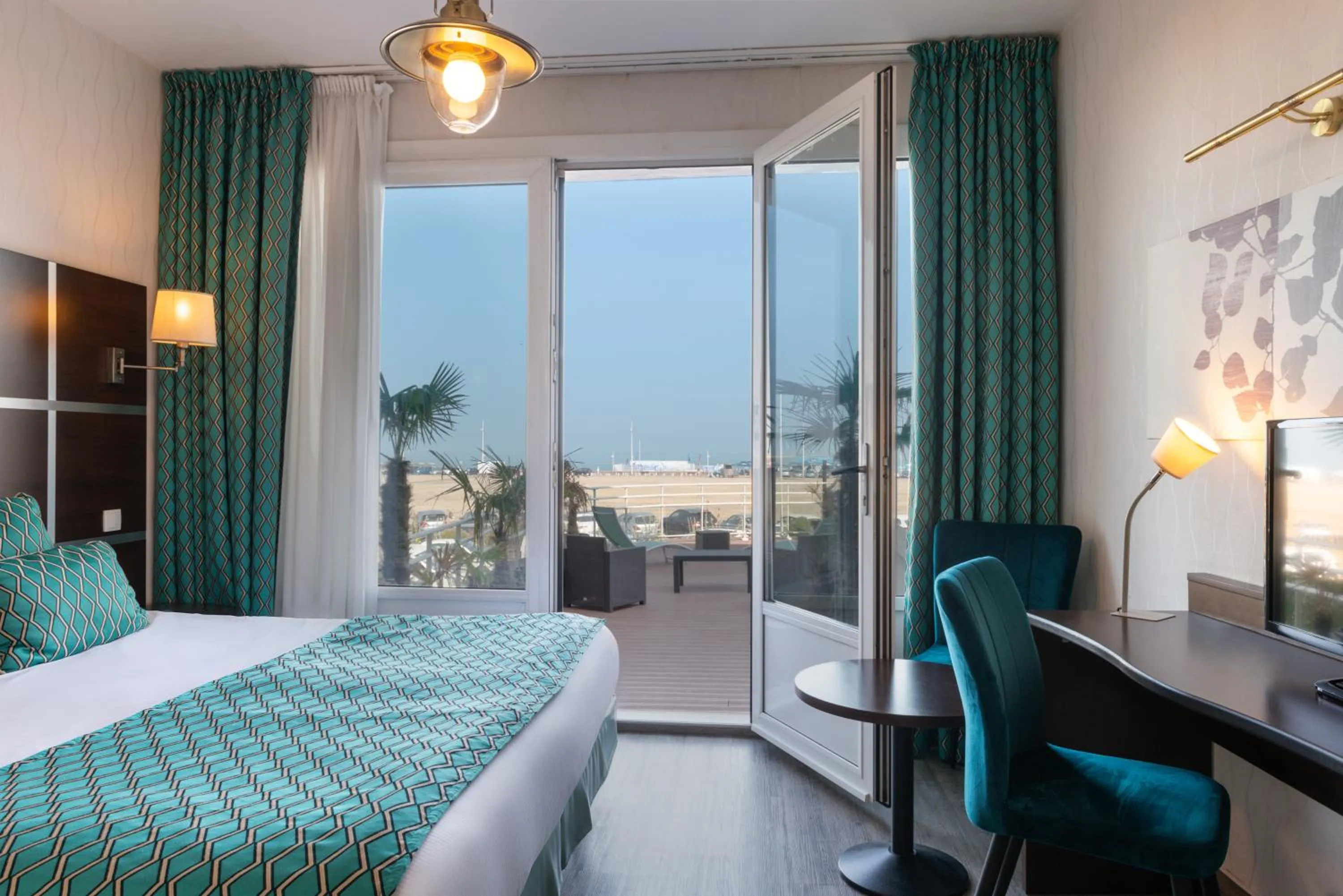 Superior Double Room with Terrace and Sea view  in Hôtel de la Plage