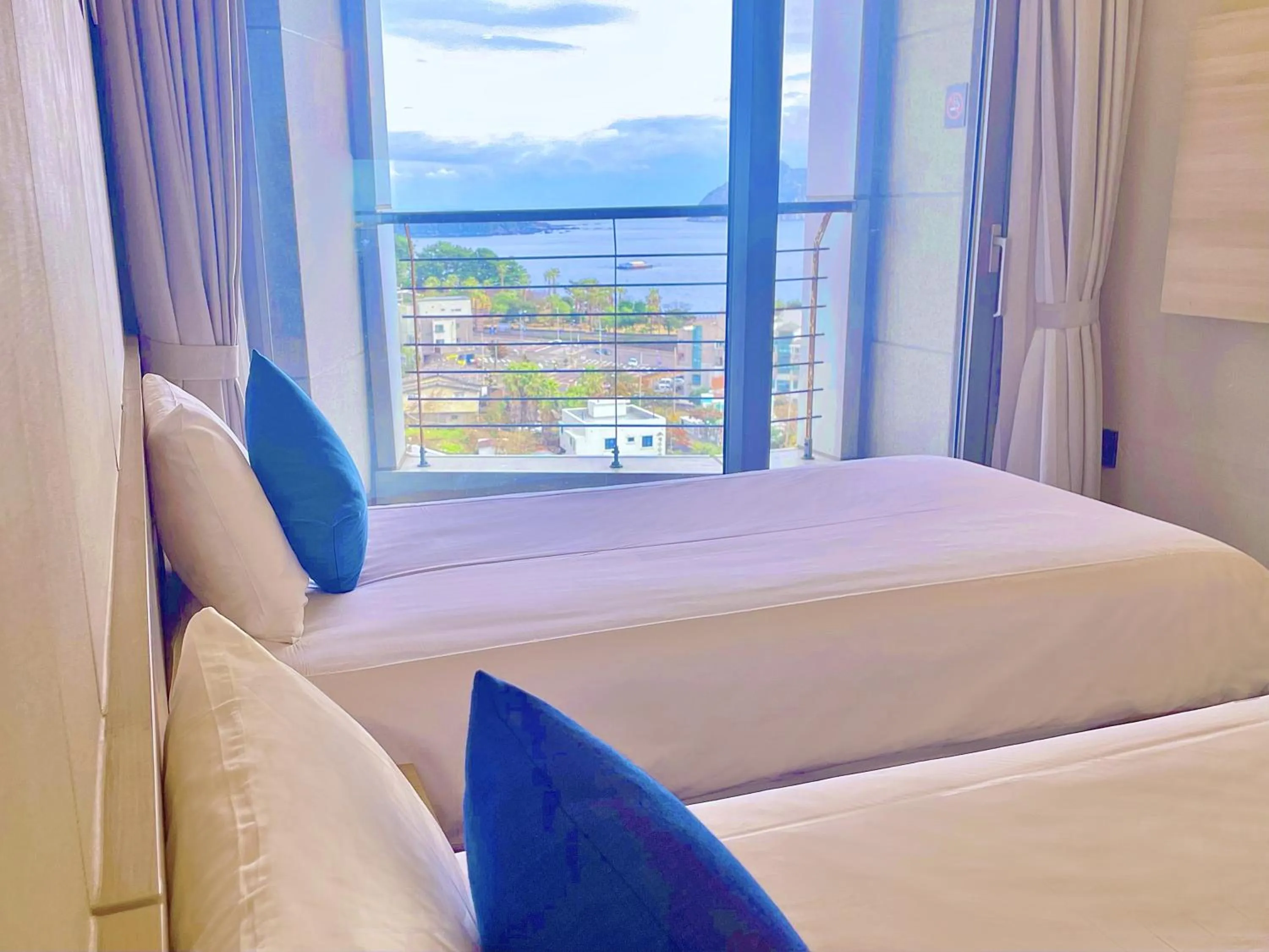 Deluxe Twin Room with Partial Sea View in Hotel bridge Seogwipo