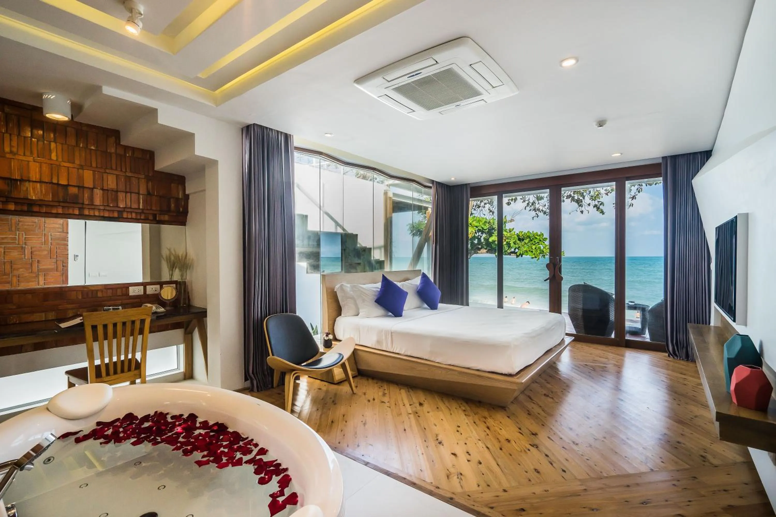 Beachfront Villa in White Sand Samui Resort