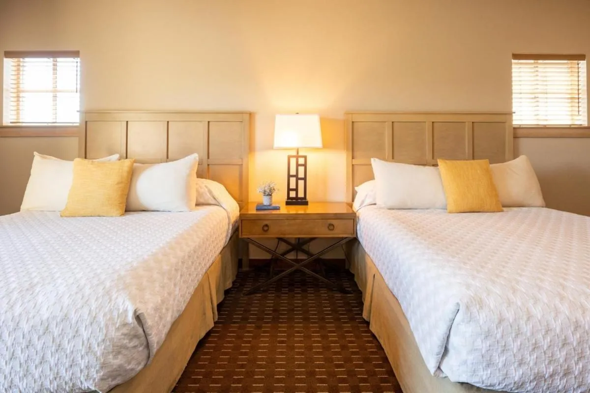 Mountain View Queen Queen Deluxe in The Lodge at Columbia Point