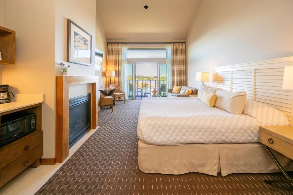 Grand Cru Riverfront King Premium in The Lodge at Columbia Point