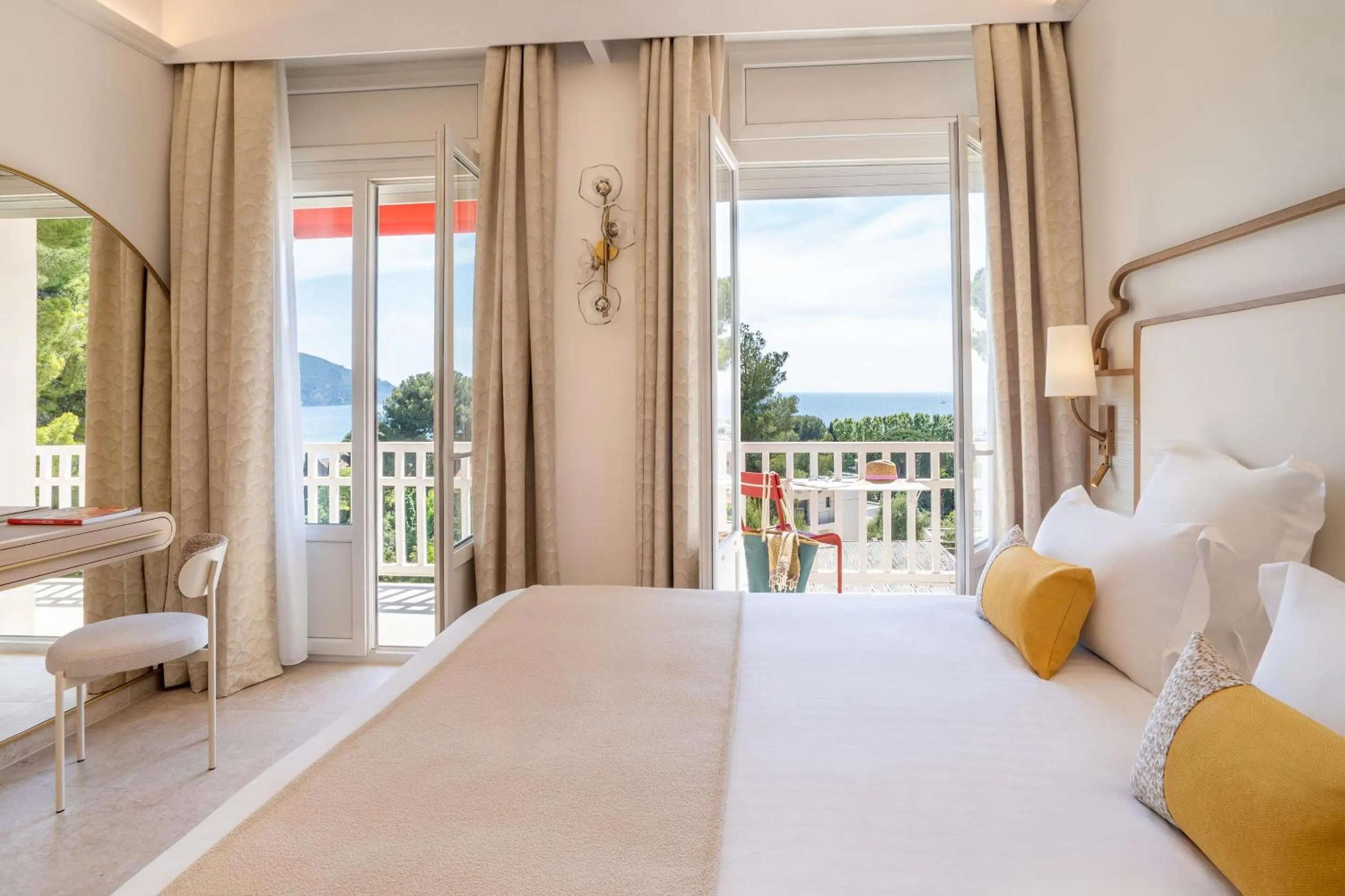 Deluxe Queen Room with Balcony and Sea View - Non-Smoking in Grand Hotel Des Lecques; BW Signature Collection