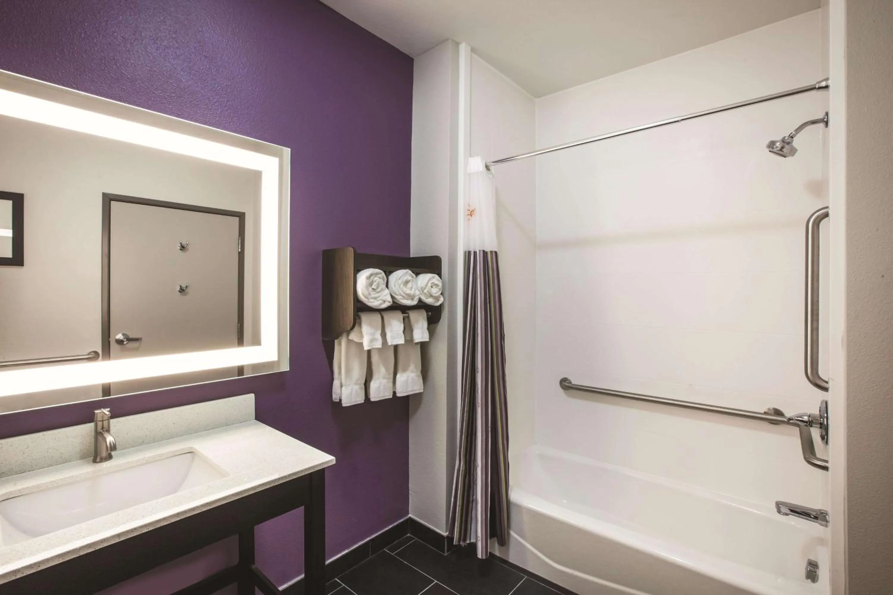 Queen Room with Two Queen Beds and Bath Tub - Mobility/Hearing Accessible - Non-Smoking in La Quinta by Wyndham Lubbock South