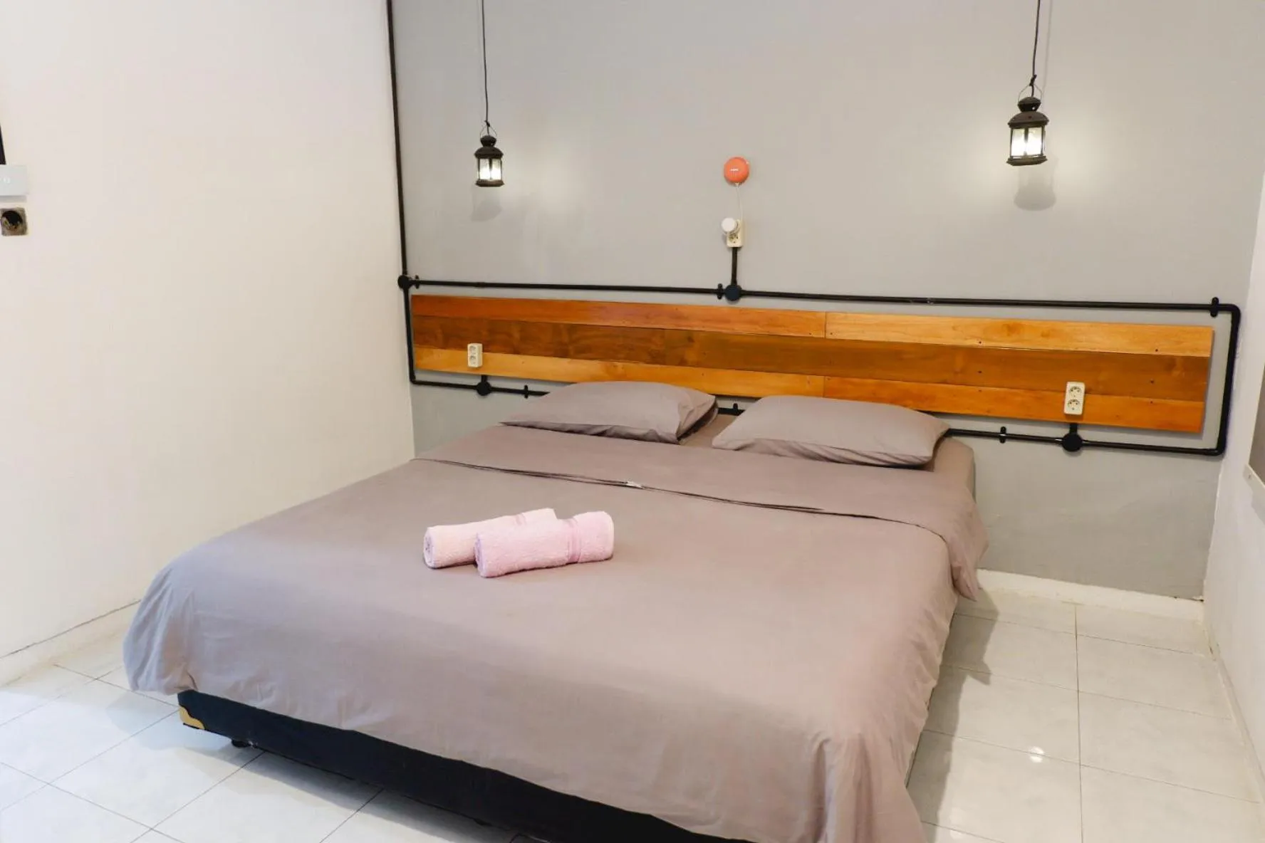Standard Double Room with Private Bathroom - single occupancy in Buton Backpacker Lodge