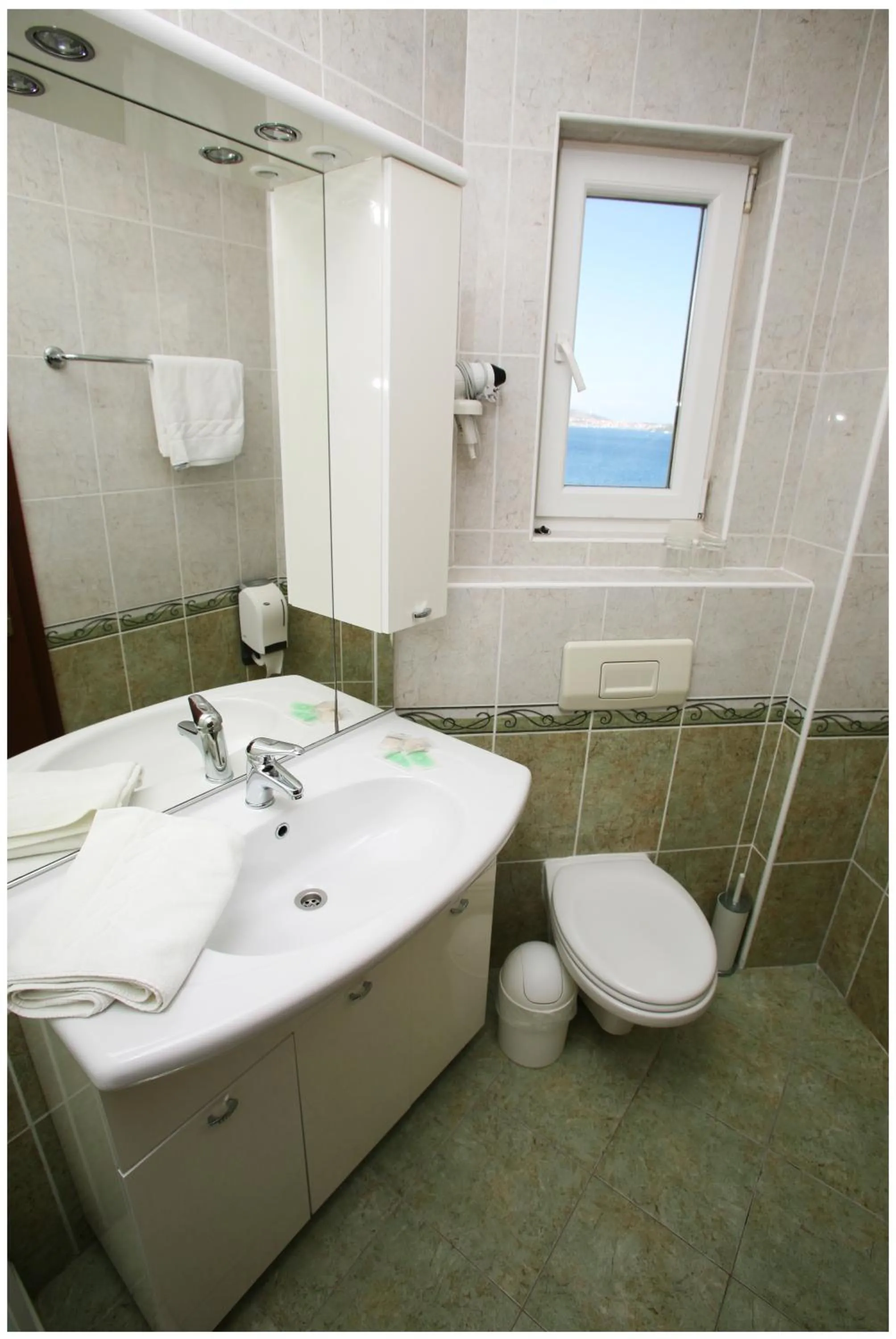 Apartment (4 Adults) with Balcony and Sea View in Hotel Viktorija