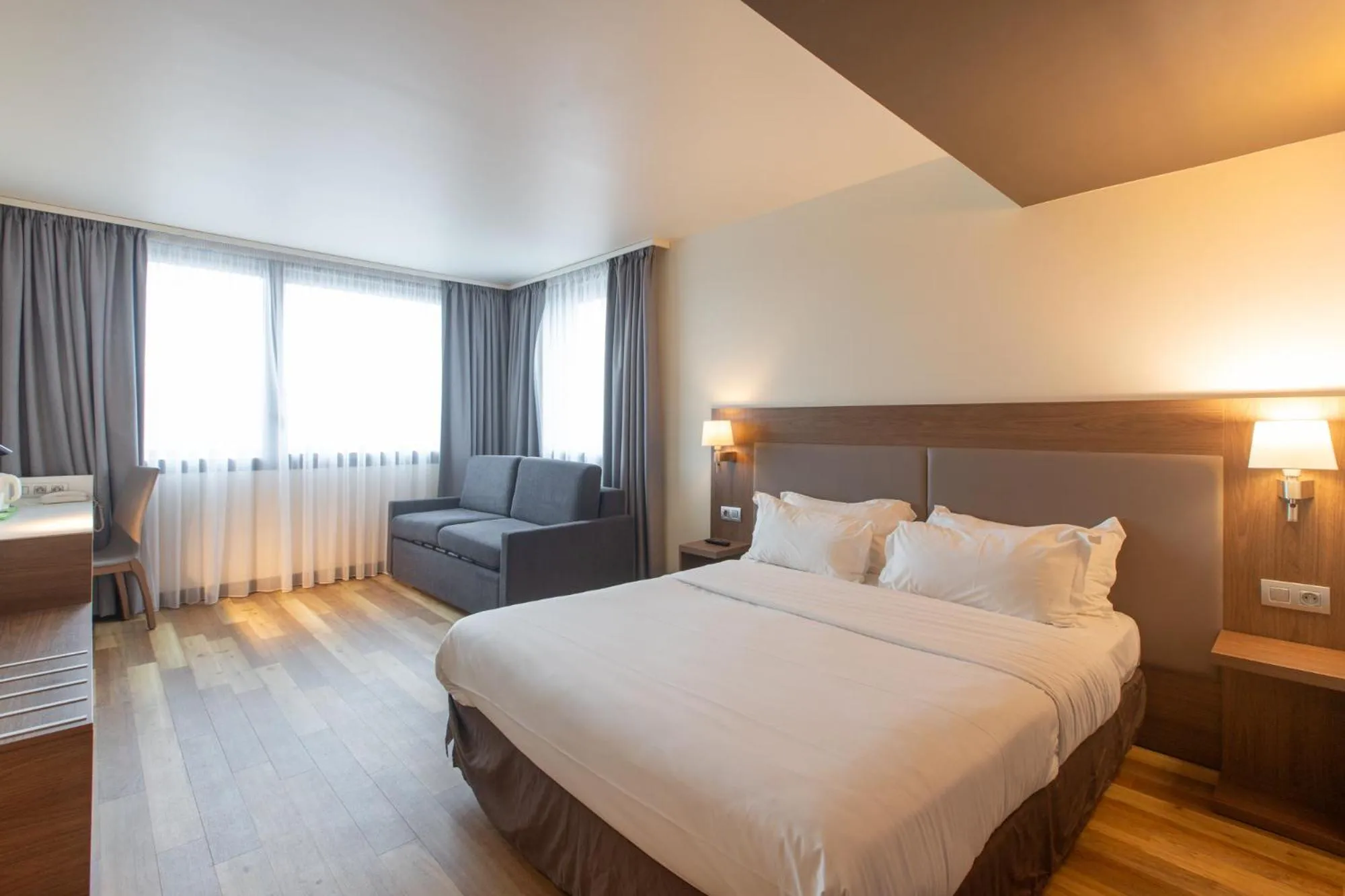 Quadruple Room with One Sofa Bed and One Double Bed in Campanile Metz Centre - Gare