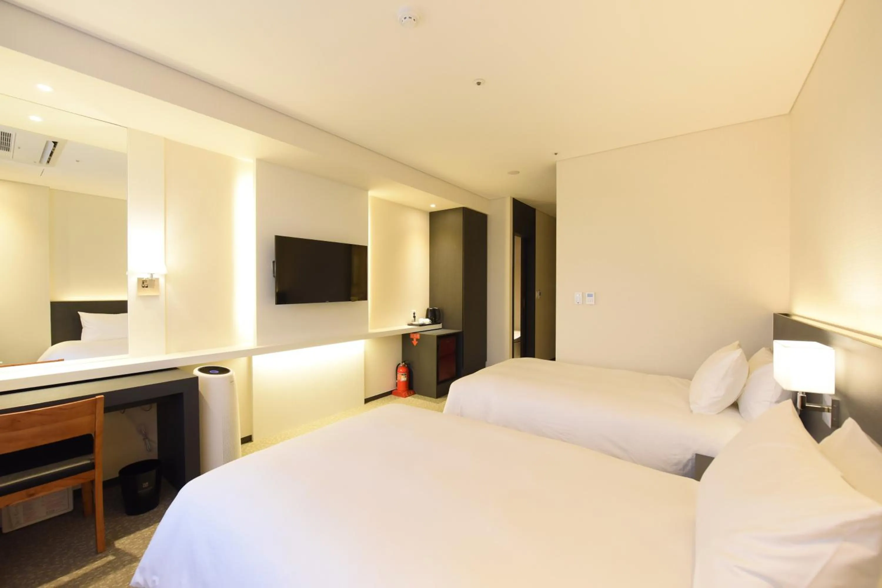 Deluxe Twin Room in Geoje Artnouveau Suite Hotel