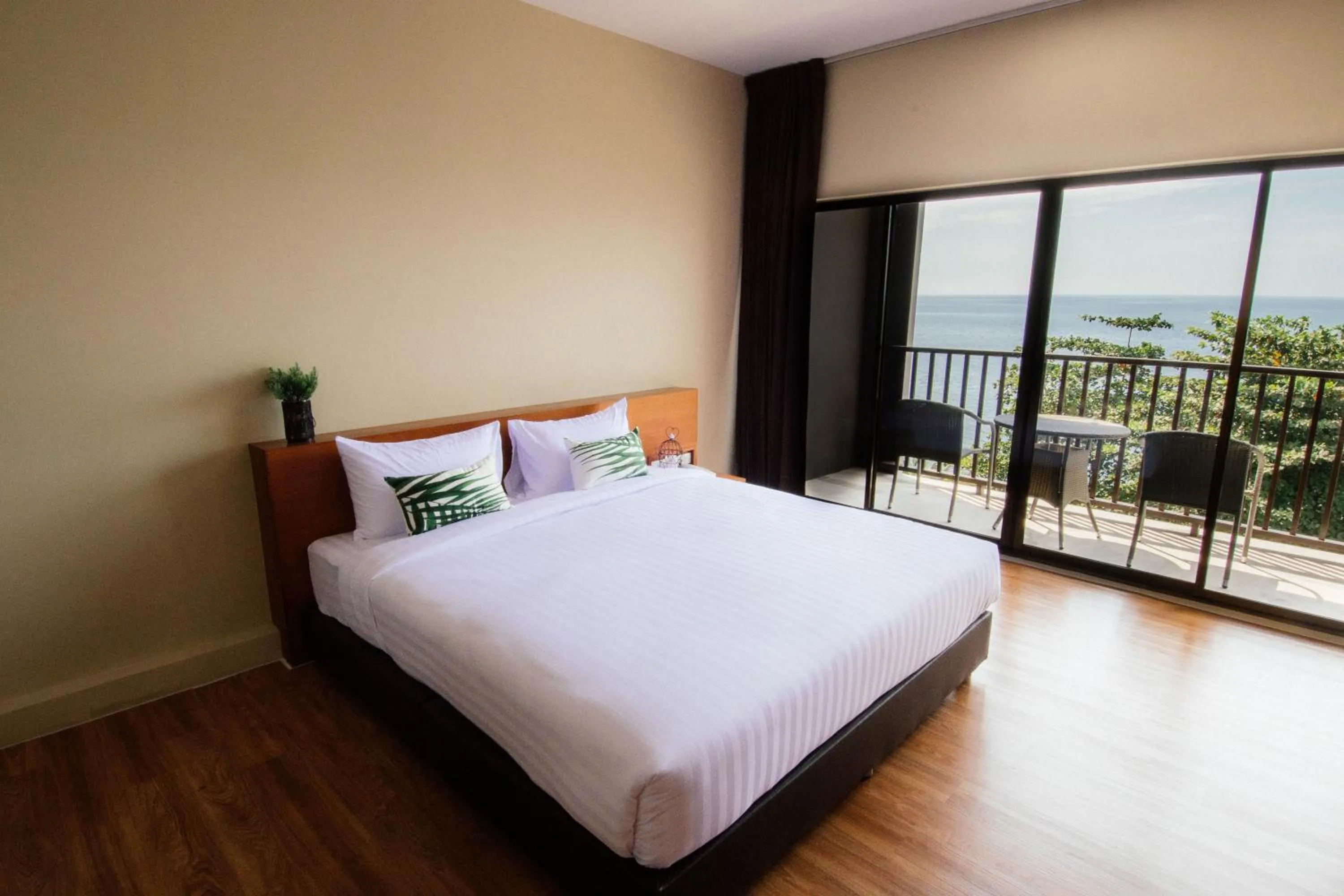 Deluxe Double or Twin Room with Sea View in The Pat Hotel