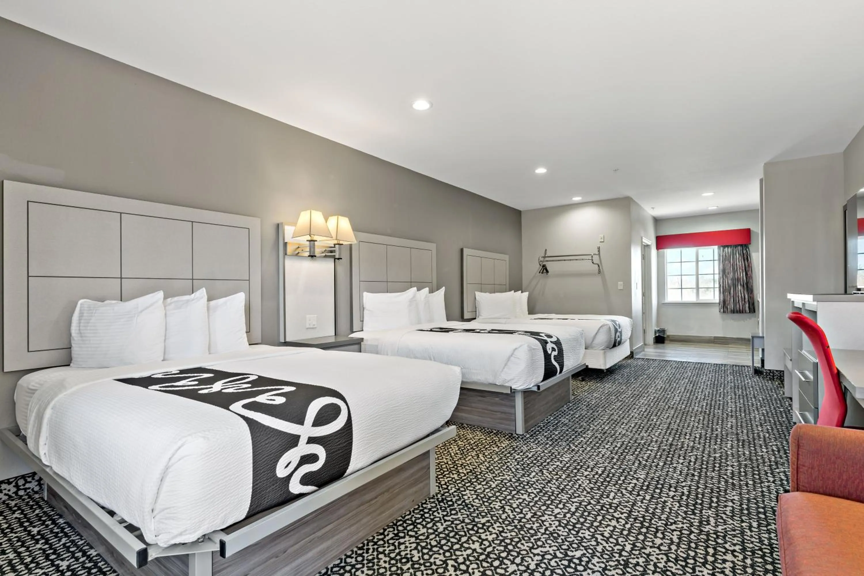 Deluxe Triple Room in Paris Inn & Suites