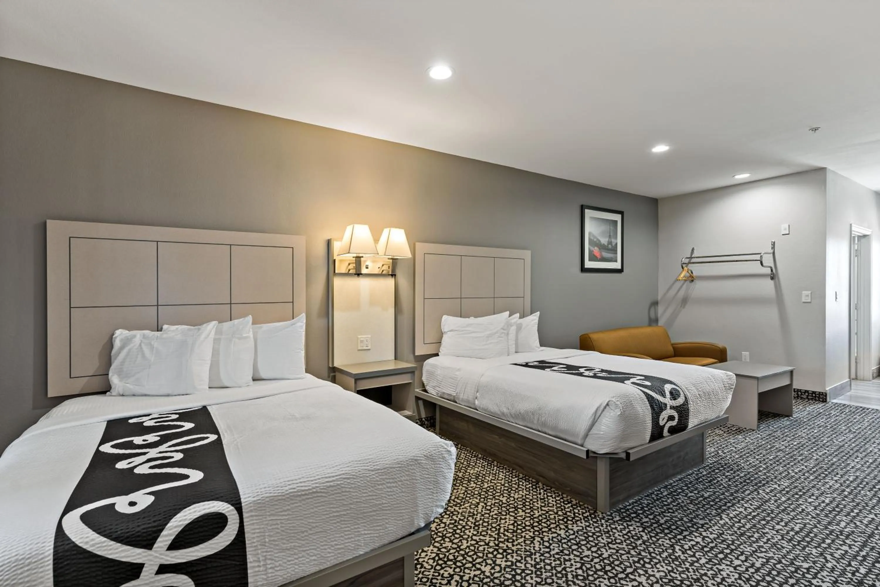 Deluxe Family Suite in Paris Inn & Suites