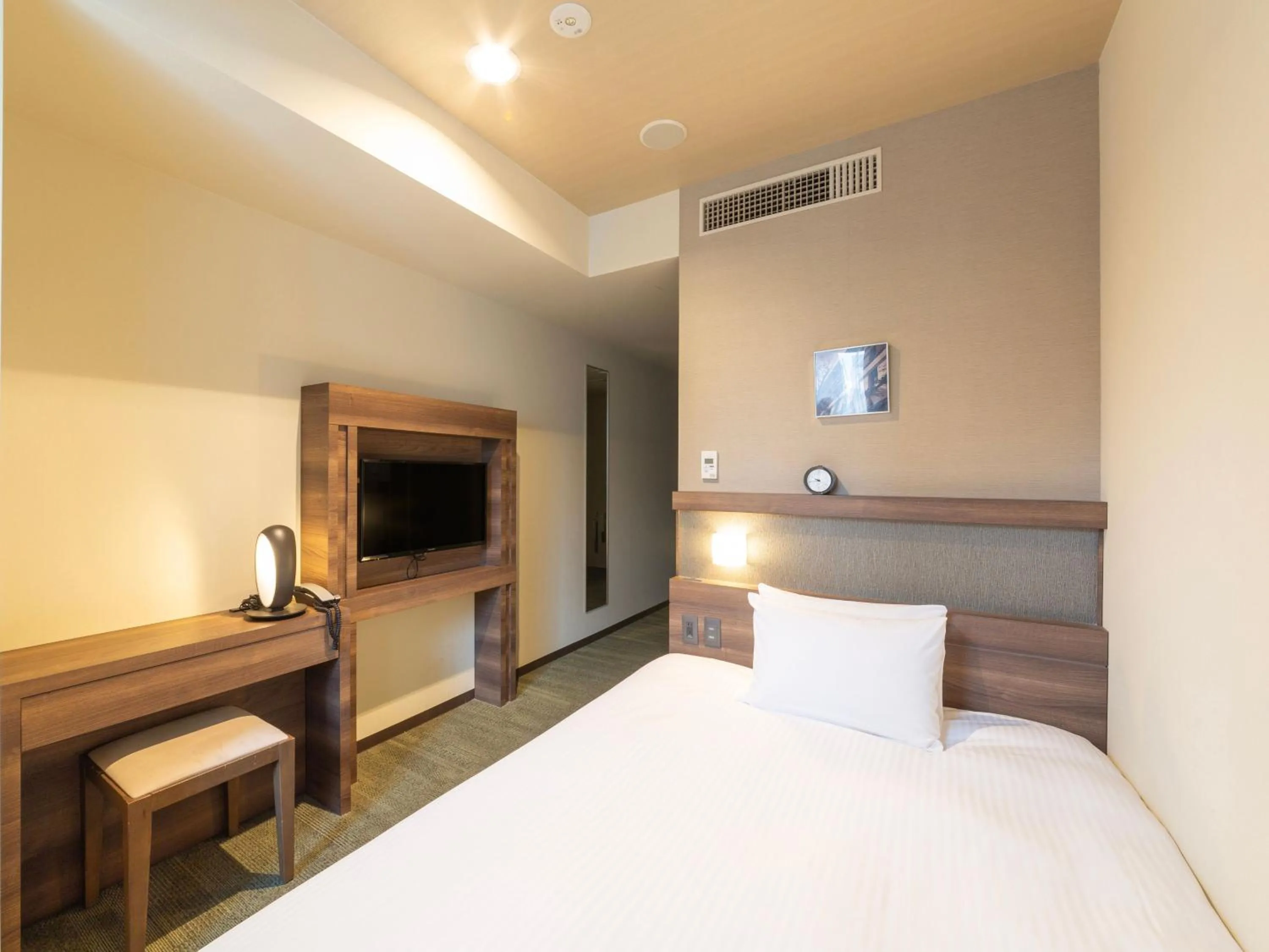 Superior Double Room with Small Double Bed in Hotel Keihan Yodoyabashi