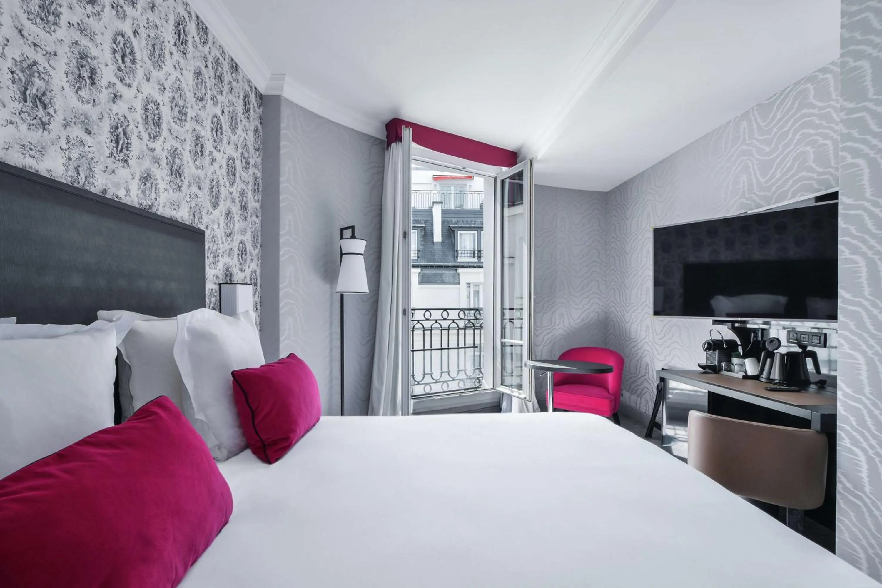 Premium King Room in Maison Astor Paris, Curio Collection by Hilton