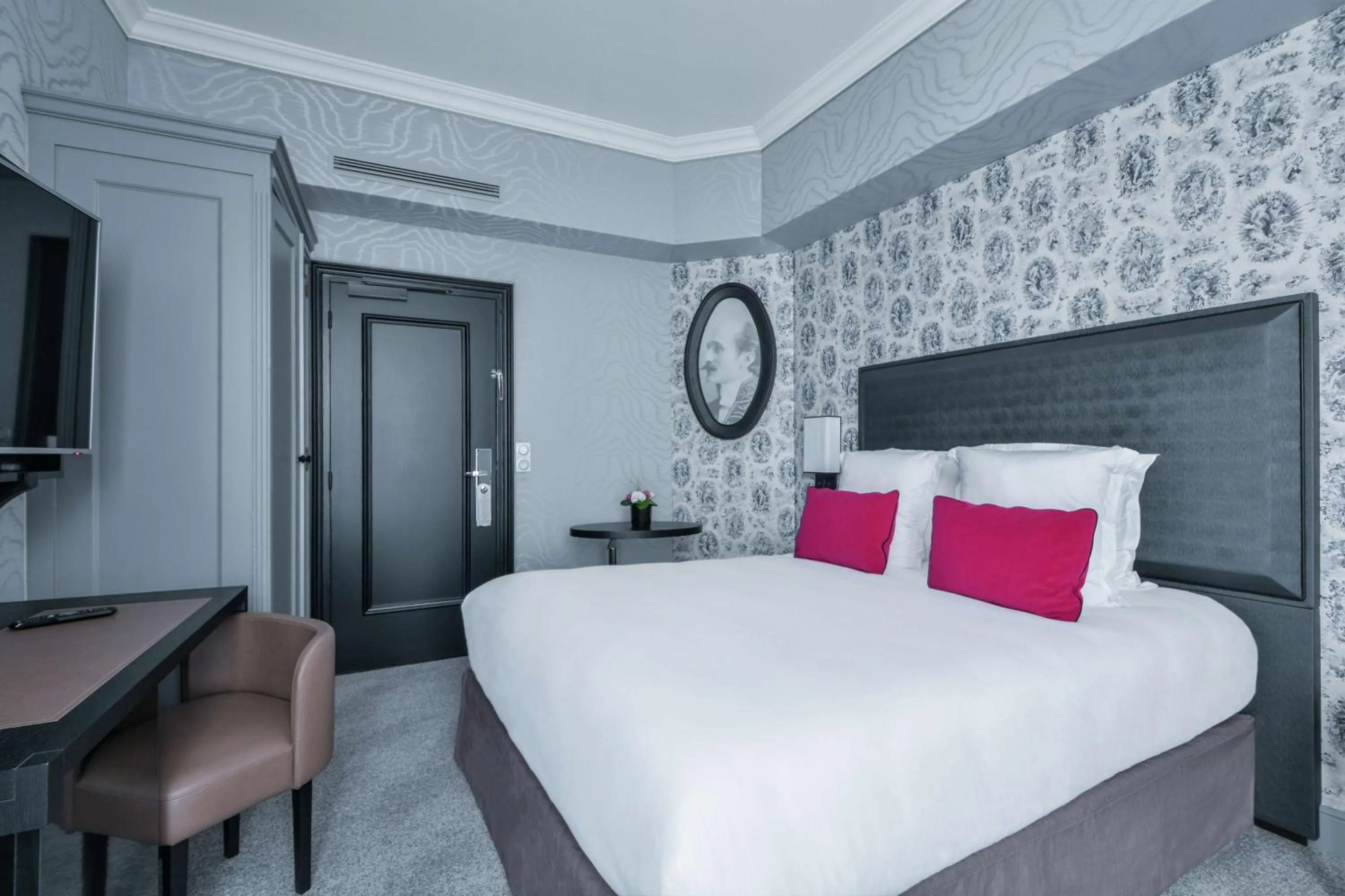 Premium Queen Room in Maison Astor Paris, Curio Collection by Hilton