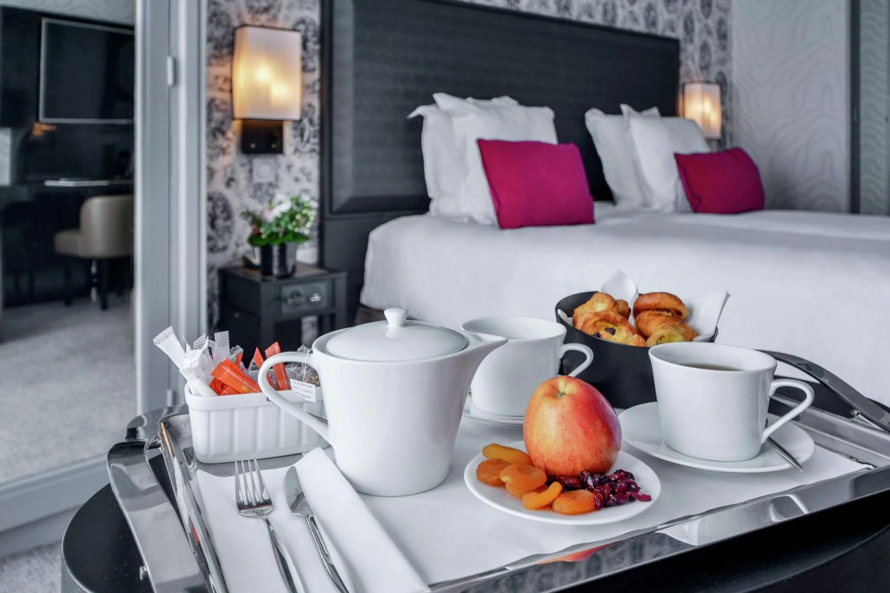 Deluxe Twin Room in Maison Astor Paris, Curio Collection by Hilton