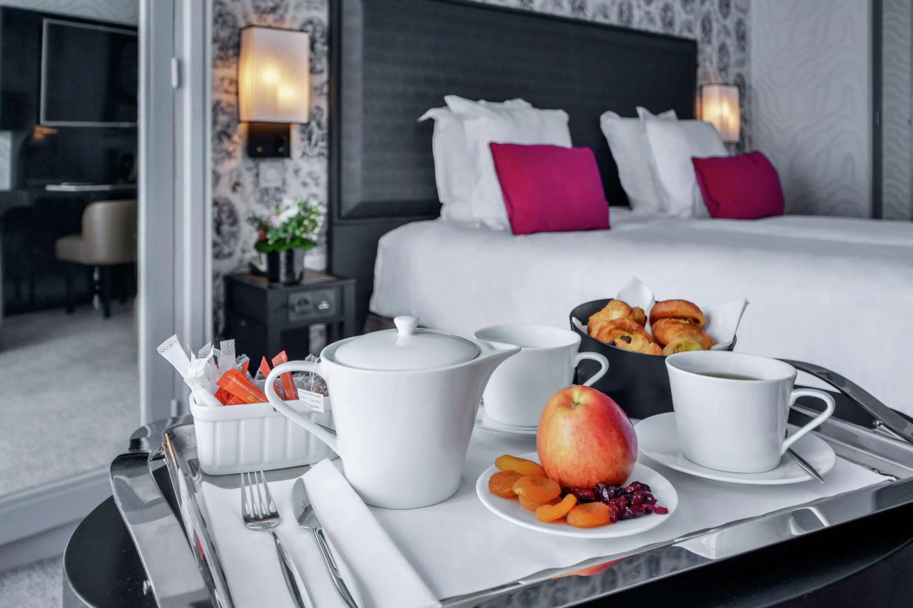 Premium Twin Room in Maison Astor Paris, Curio Collection by Hilton