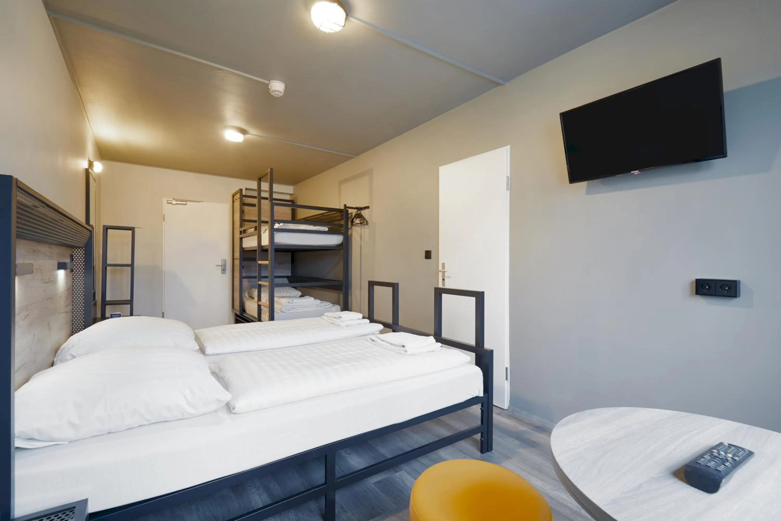 Quadruple Room in a&o Düsseldorf Hauptbahnhof