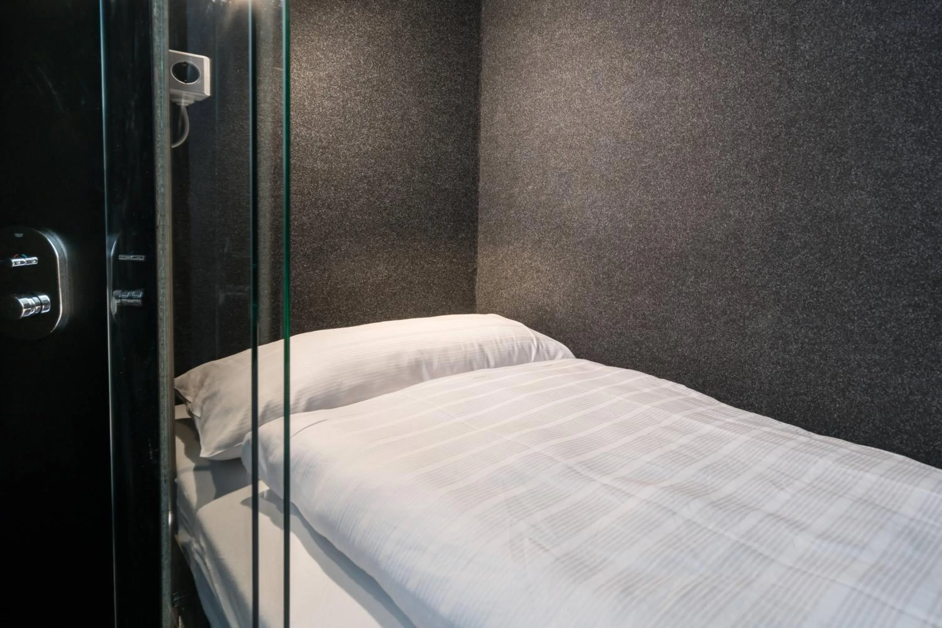 Twin Room with Shared Toilet - single occupancy in BoxHotel Göttingen (App Based Hotel)