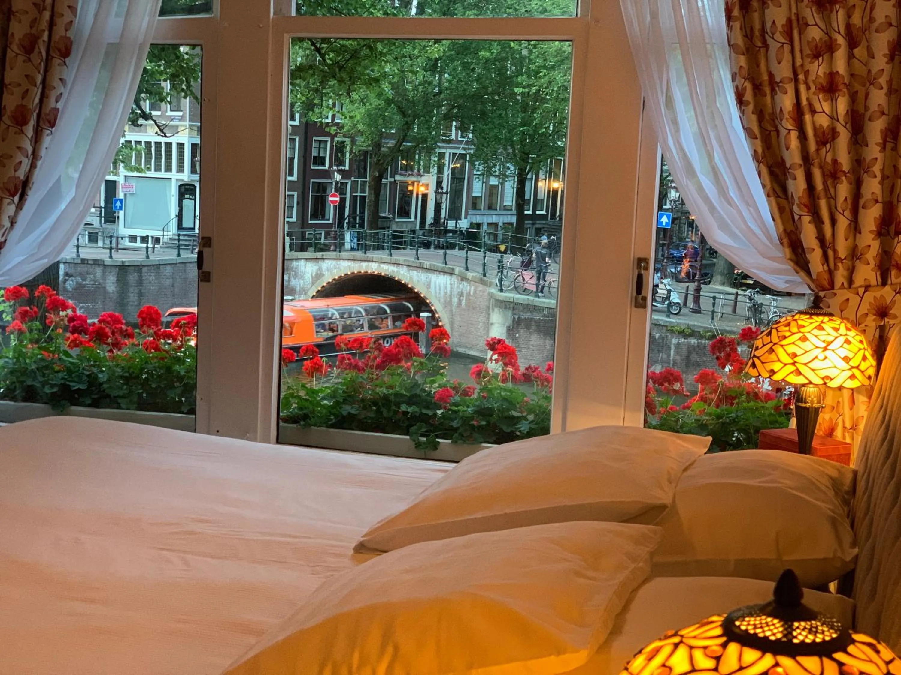 Deluxe Studio with Canal View in Keizershouse Amsterdam