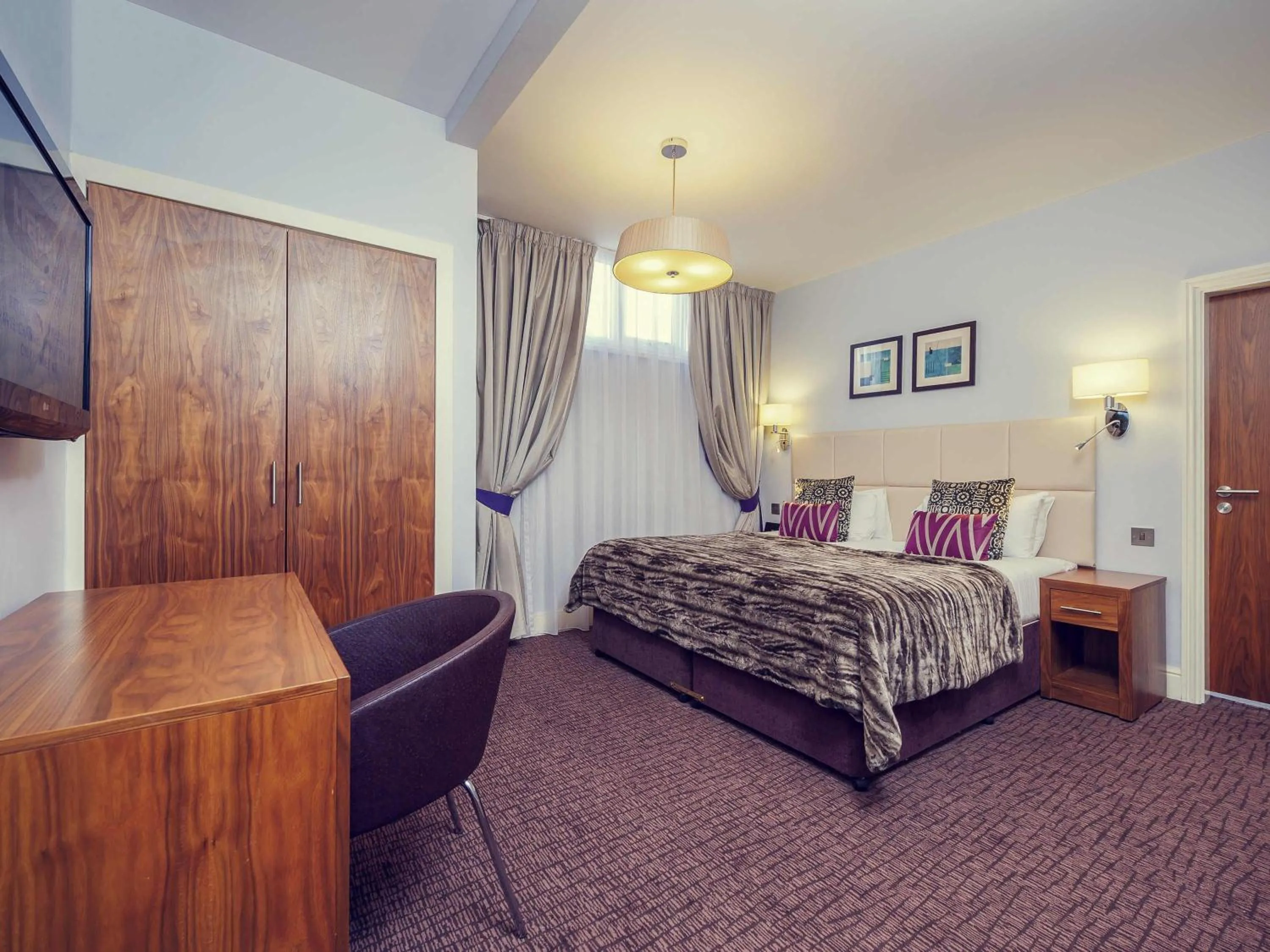 King Suite with Single Sofa Bed in Mercure Nottingham City Centre Hotel