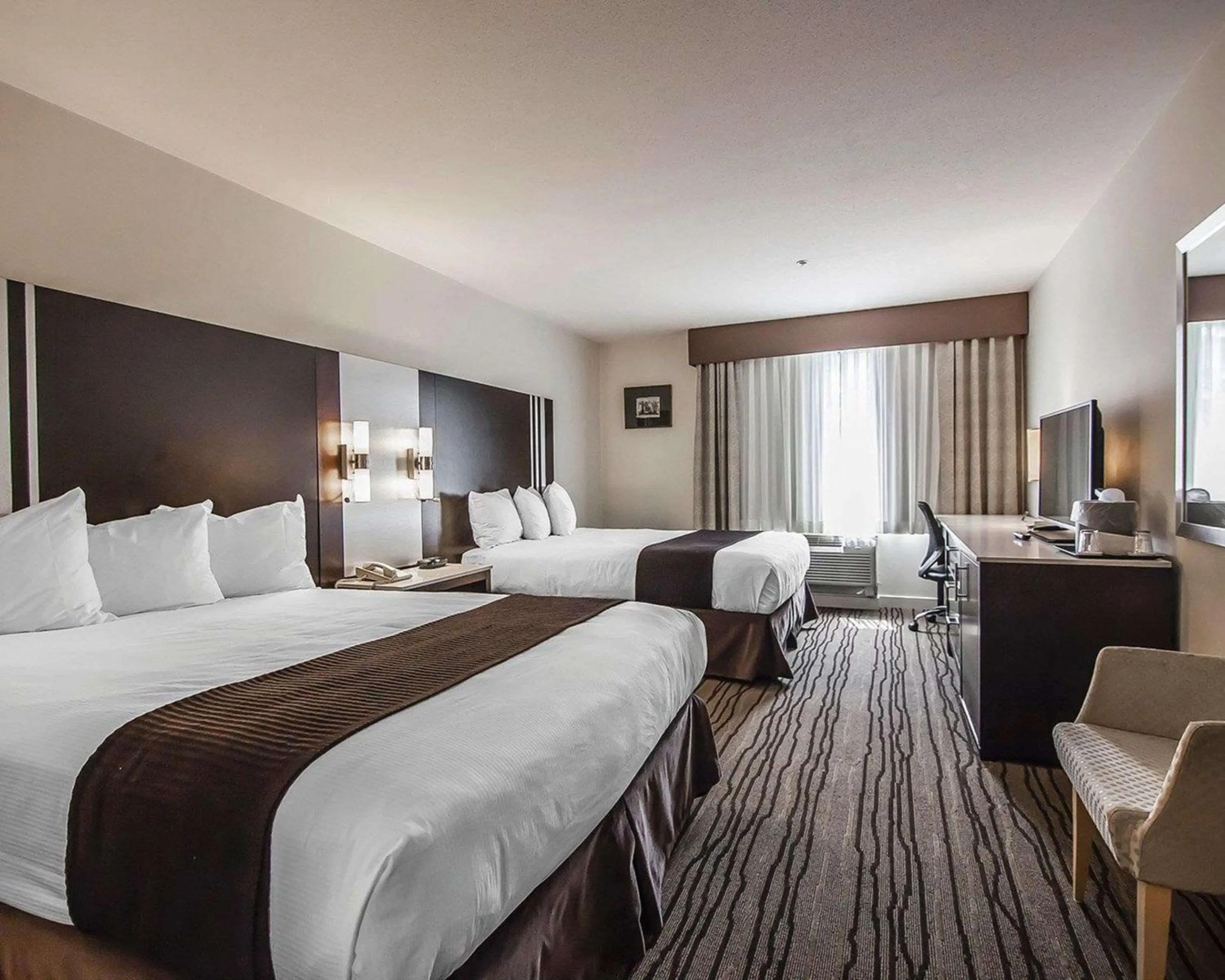 Queen Room with Two Queen Beds - Non-Smoking in Comfort Hotel Vancouver Airport