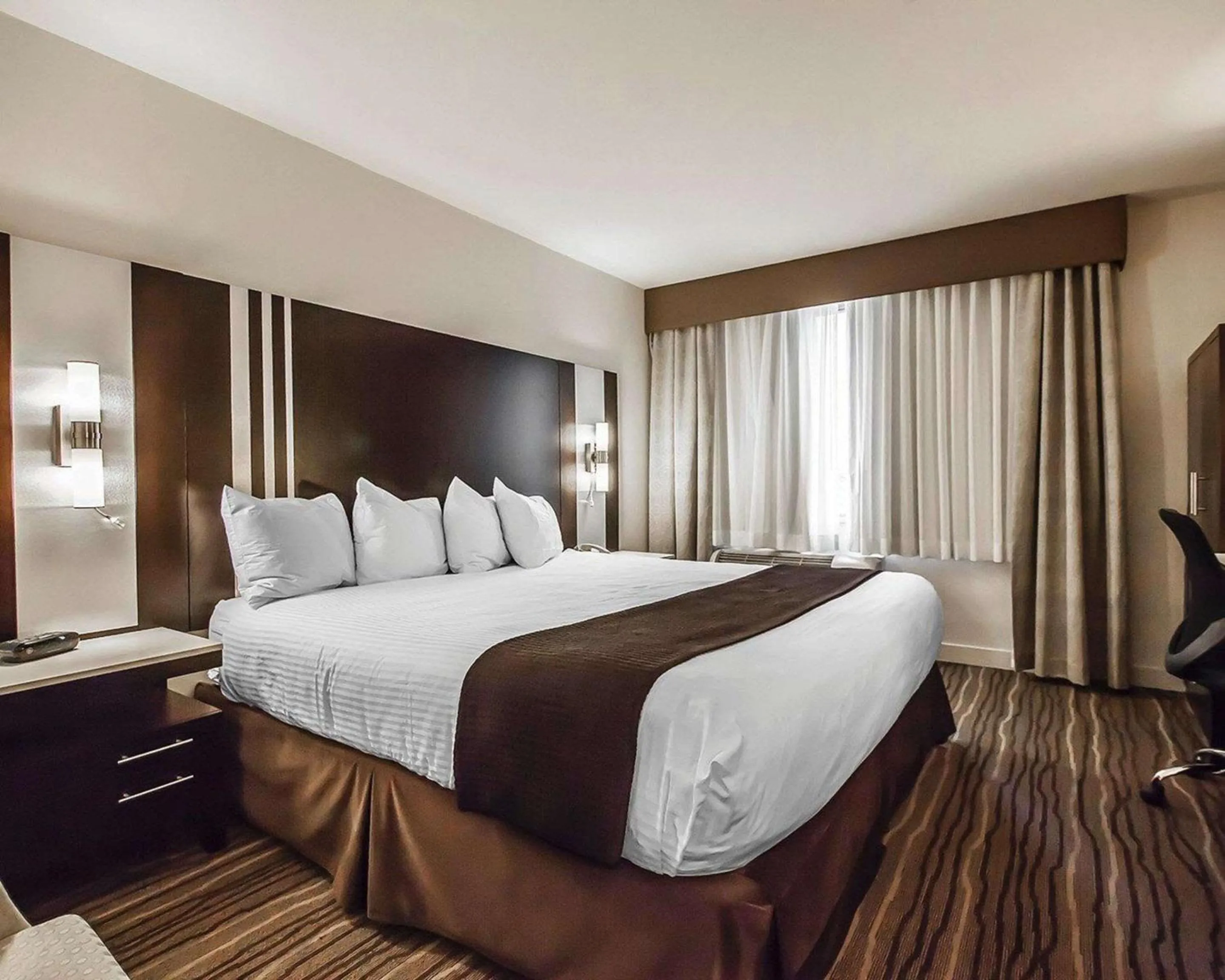 King Room - Non-Smoking in Comfort Hotel Vancouver Airport