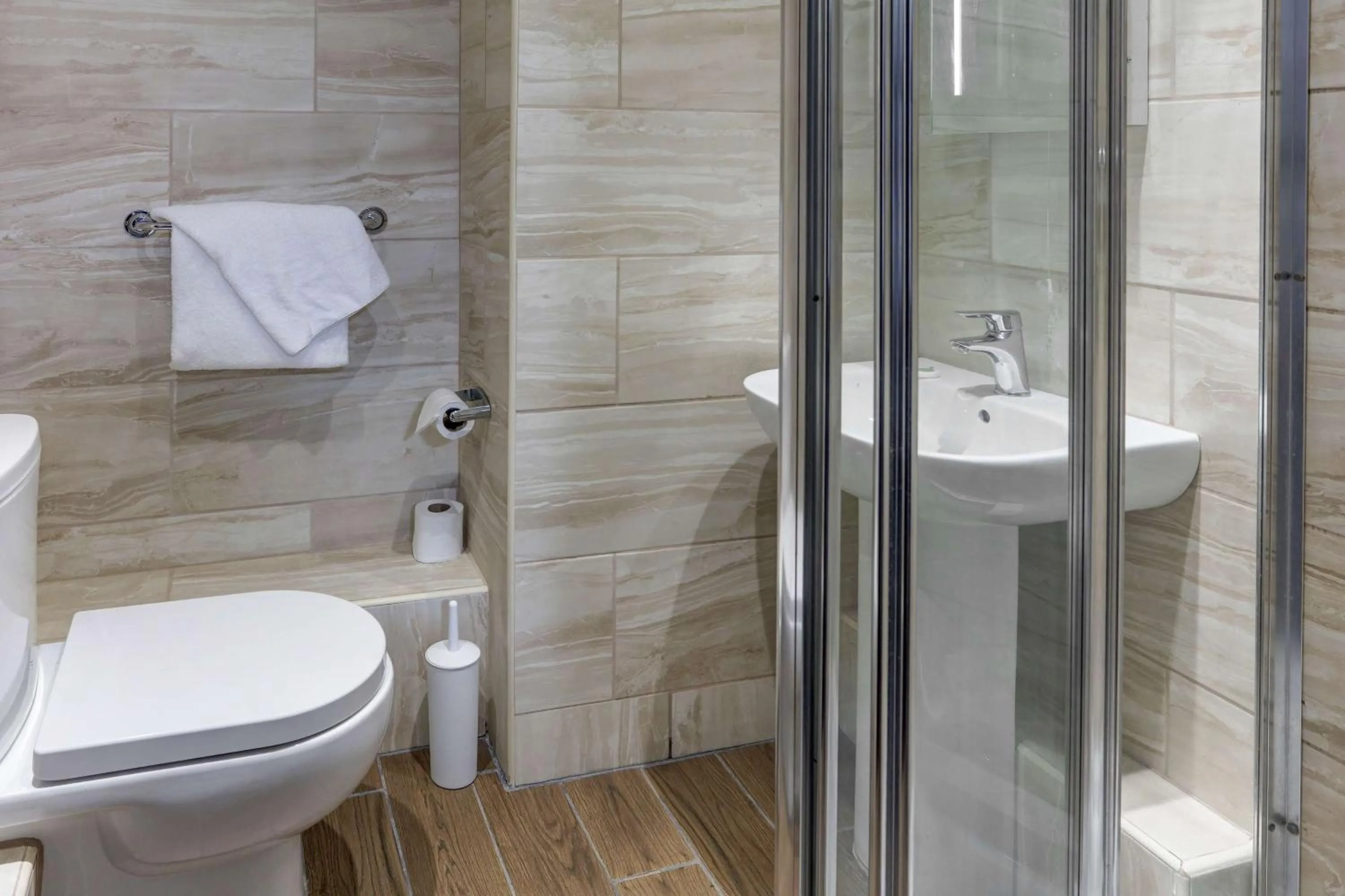 Standard Twin Room in Best Western Claydon Hotel