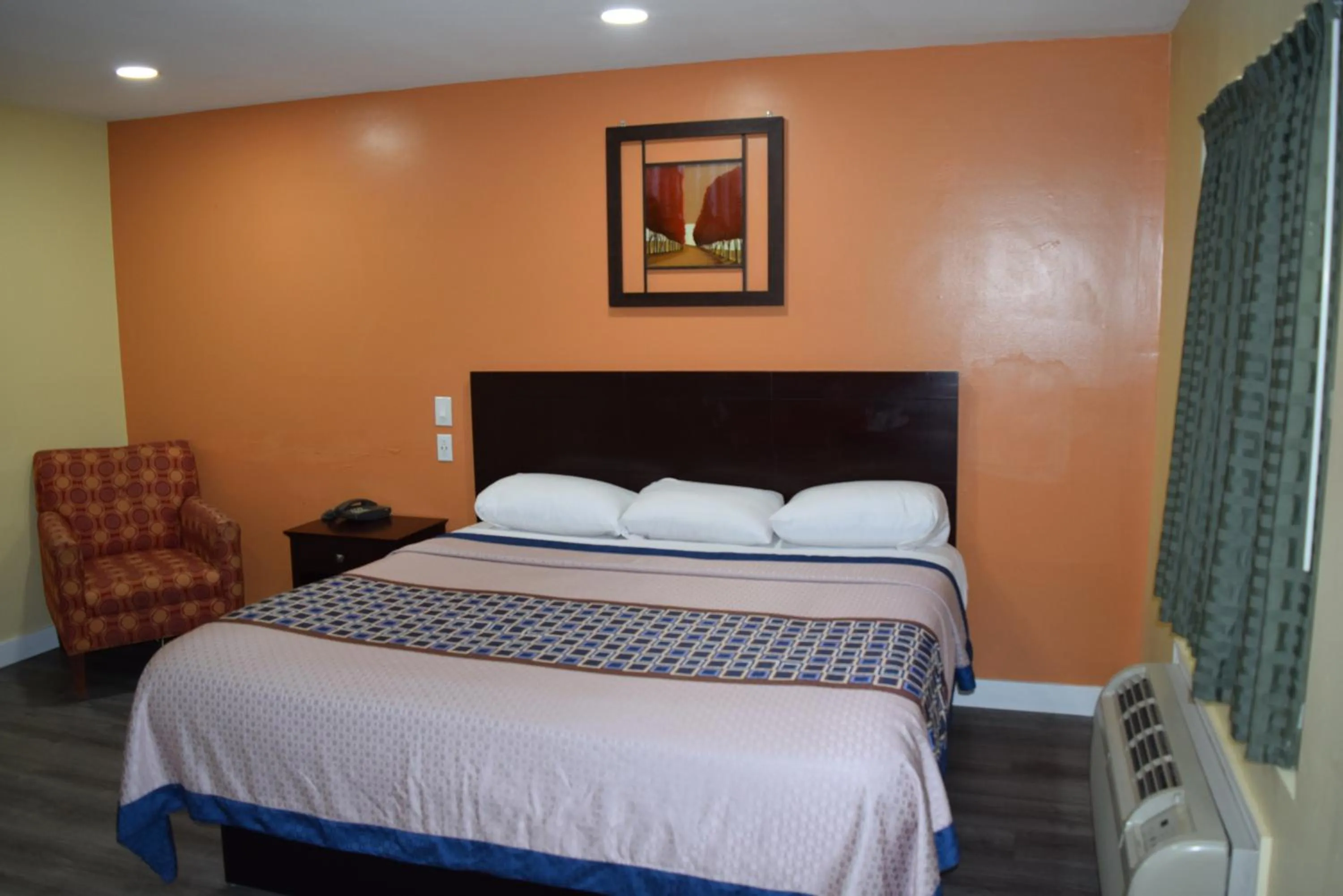 Queen Room in White Oaks Motel Pennsville/Carneys Point