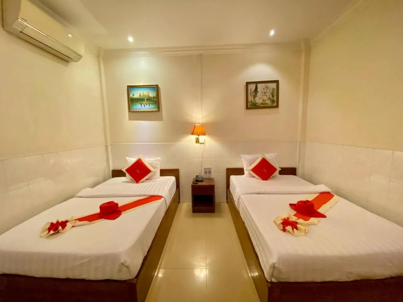 Twin Room with Private Bathroom in Nice Guesthouse